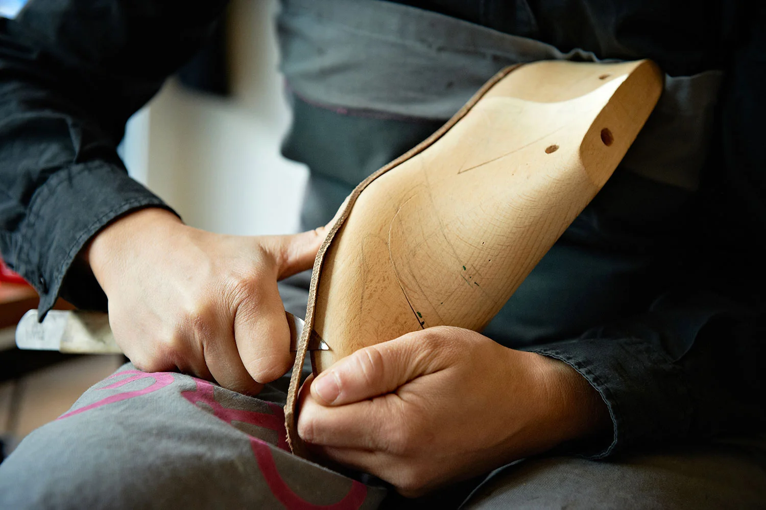 Bevor der Schaft auf den Leisten kommt wird die Brandsohle, das Herz des Schuhs, beschnitten.