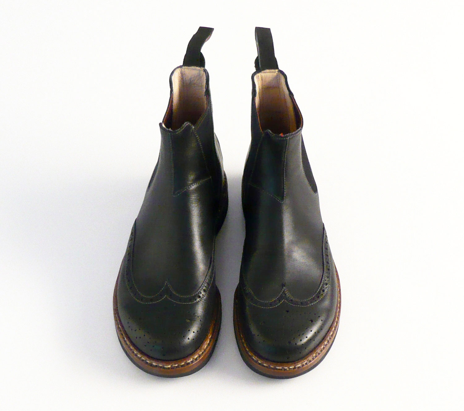 Von Hand zwiegenähter Chelseaboot mit Gummisohle, Flügelkappe mit Lochmuster und farblich abgesetztem Rahmen.
