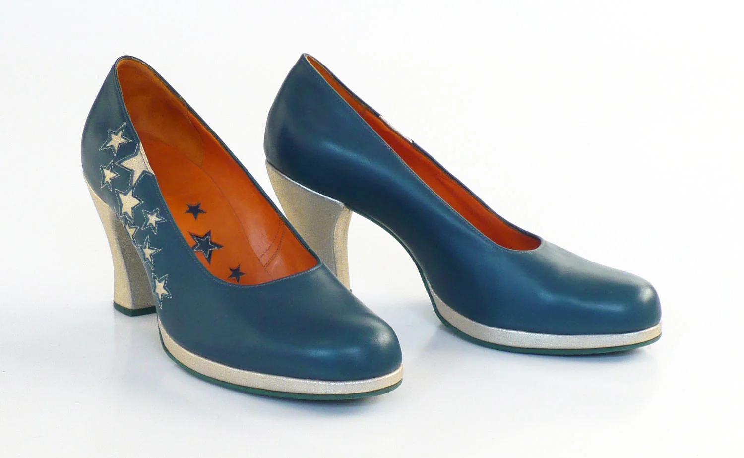 Pumps mit Sternendetails und kleinem Plateau - für den stilsicheren Auftritt.