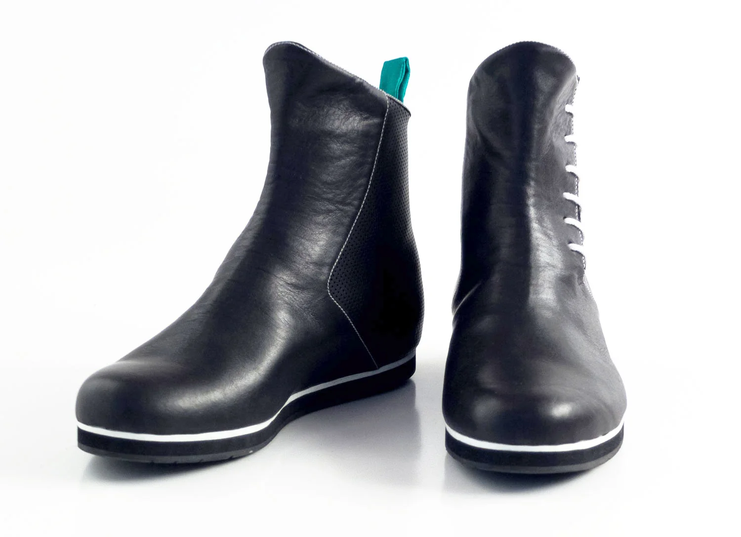 Sportliche Stiefelette aus gelochtem und glattem Kalbsleder für Inlineskates, gefertigt nach eigenen Entwürfen der Kundin.