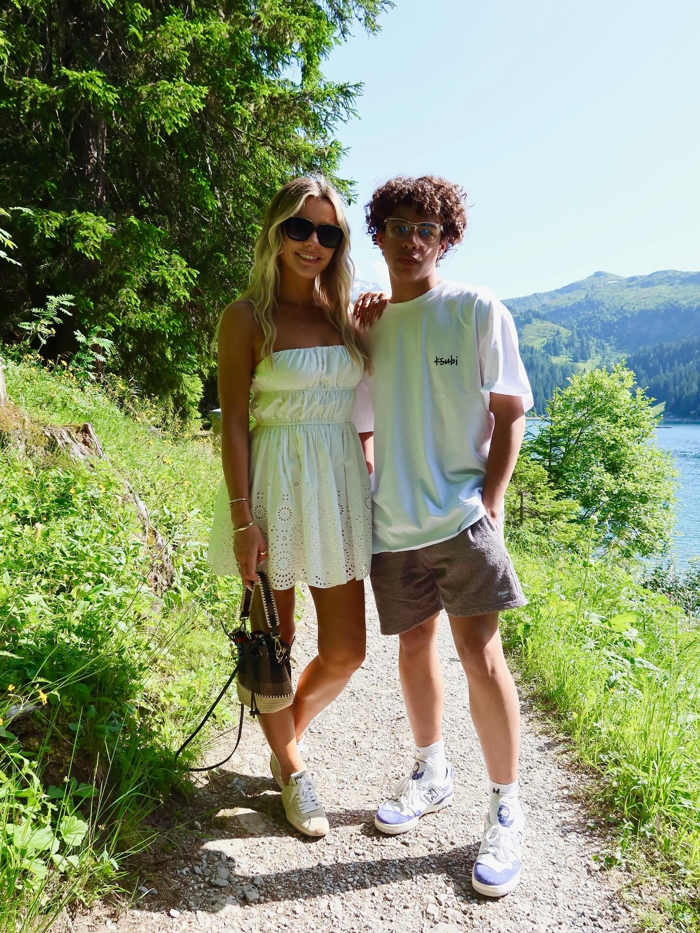 I&rsquo;ve arrived in a fairytale aka Nadia&rsquo;s graduation trip, aka magical Gstaad🇨🇭
We&rsquo;re breathing in mountain air, laughing over lakeside lunches, running away from cows (I&rsquo;ve never seen Enzo move faster in my life 🤣), skipping