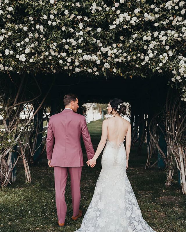 Your fairytail awaits @mervgriffinestate 💍 #weddings #eventvenue #mervgriffinestate #mervgriffin #vacationrentals #ido #fairytail #love #corporateevents #laquinta #coachellavalley #palmsprings 
Photo credit: @thelovesparrows