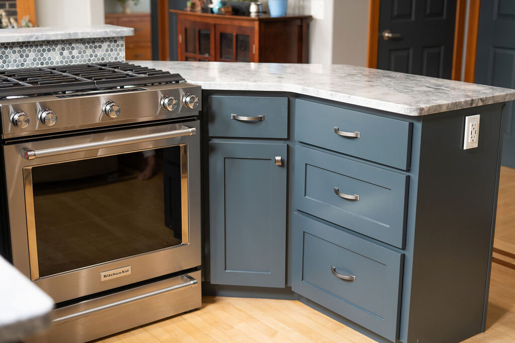 interior-designs-by-adrienne-cranbrook-bc-painted-blue-cabinets-quartzite-counter-stainless-steel-range