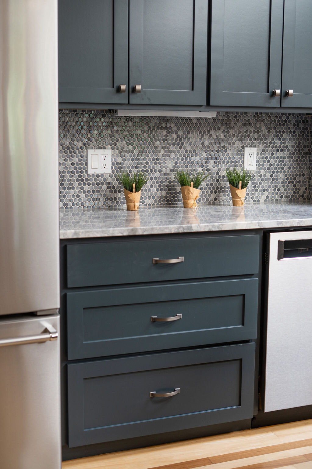 interior-designs-by-adrienne-cranbrook-bc-painted-maple-cabinets-benjamin-moore-lead-gray-mosaic-tile-backsplash