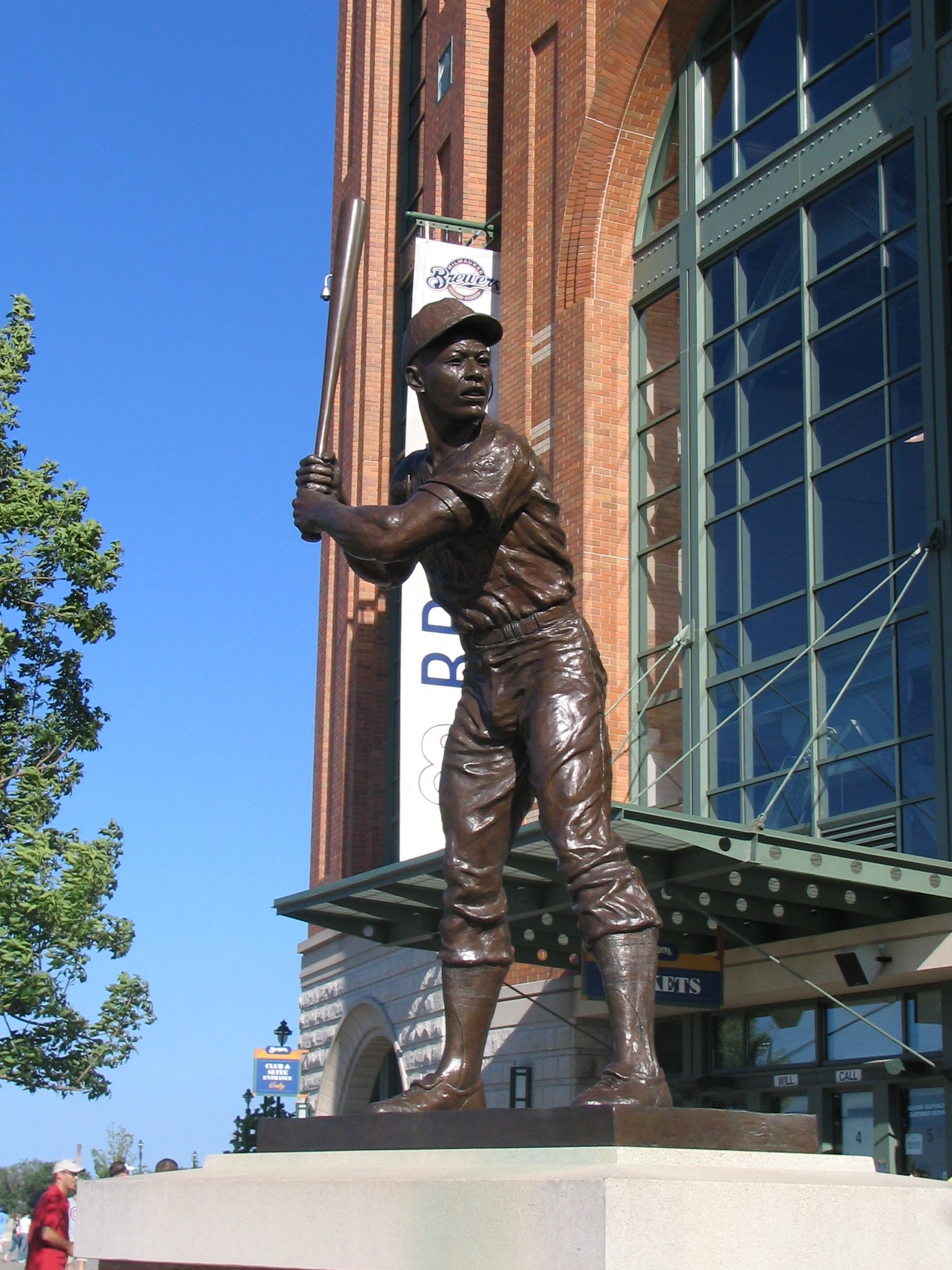 Hank_Aaron_Statue_-_Milwaukee.jpg