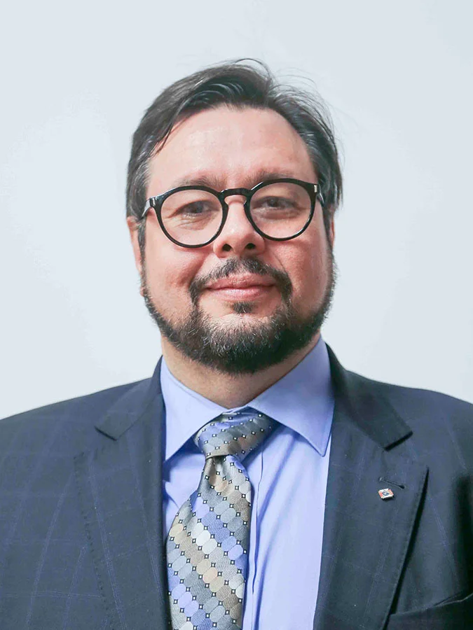 ALEX CATHARINO DE SOUZA Cursou a graduação em História na UFRJ e realizou estudos nas áreas de História, Arqueologia, Paleografia, Filosofia, Teologia, Literatura, Economia e Ciência Política em diferentes instituições de ensino e pesquisa no Brasil e no exterior. É membro da Edmund Burke Society, da T. S. Eliot Society e da Philadelphia Society, entre outras renomadas instituições de pesquisa. Atualmente é o editor responsável pela LVM Editora, além de vice-presidente executivo do Centro Interdisciplinar de Ética e Economia Personalista (CIEEP), gerente editorial do periódico COMMUNIO: Revista Internacional de Teologia, e pesquisador residente do Russell Kirk Center for Cultural Renewal, nos EUA. É autor de inúmeros artigos publicados em diferentes periódicos acadêmicos, de capítulos de livros e de verbetes de obras de referência.
