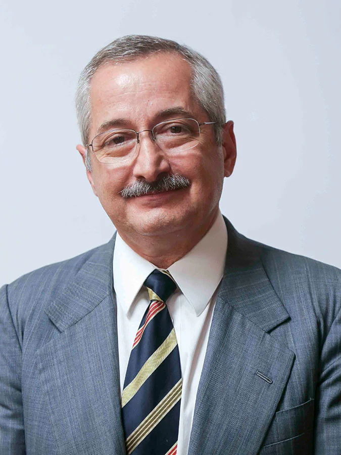 ANTÔNIO CABRERA MANO FILHO Pós-graduação em Produção Animal na Índia. Sócio Titular da Sociedade Nacional de Agricultura e membro de várias entidades, como Mont Pelerin Society, World Buffalo Scientists Community e The Philadelphia Society. Exerce a função de Capelão Nacional dos Gideões Internacionais no Brasil, Diretor da Sociedade Bíblica Brasileira, e Presidente Centro Mackenzie de Liberdade Econômica. Tem interesse nas áreas de Cristianismo e Economia e Cristianismo e Politica. Atualmente é Presidente do Grupo Cabrera, um grupo familiar de três gerações atuando no agronegócio em 10 estados brasileiros.