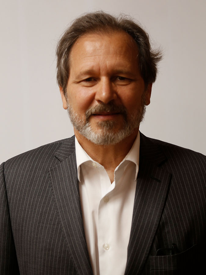 DAVID TEIXEIRA DE AZEVEDO Advogado criminalista de atuação nacional e professor de Direito Penal da Universidade de São Paulo. Graduou-se em Ciências Jurídicas e Sociais pela Universidade de São Paulo em 1981. Obteve os títulos de Mestre em 1984, Doutor em 1994 e Livre-Docente em 2013, todos pela Universidade de São Paulo. Na mesma instituição, é desde 1992 professor do Departamento de Direito Penal e Medicina Forense. Sua área de pesquisa se dá no âmbito do Direito Penal, com ênfase na dogmática penal. Advogado criminalista, inscrito na Ordem dos Advogados do Brasil, Seção São Paulo, sob o número 67.277. É especialista em Direito Penal Econômico e Europeu, pela Universidade de Coimbra e IBCCrim. Foi Presidente do Instituto Manoel Pedro Pimentel, vinculado ao Departamento de Direito Penal e Medicina Forense da Universidade de São Paulo, Presidente do Instituto de Juristas Cristãos do Brasil, Vice-Presidente da Comissão de Direitos e Prerrogativas da Ordem dos Advogados do Brasil e membro do Conselho do Programa de Proteção a Testemunhas Provita, da Secretaria de Justiça e Defesa da Cidadania do Governo do Estado de São Paulo. É membro das Comissões de Direitos e Prerrogativas e de Direito e Liberdade Religiosa da mesma Seccional. É membro de diversas instituições, como IASP, AASP, IBCCrim, IJCB, entre outras. Autor de diversos livros de doutrina e artigos em diversas revistas jurídicas, é palestrante, articulista e parecerista.