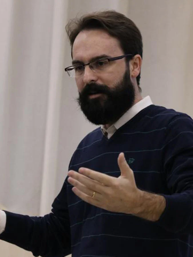 FRANCISCO DE ASSIS RAZZO Mestre em Filosofia pela PUC/SP. Pesquisador da obra de William James. Graduado em Filosofia pela Faculdade de São Bento SP em 2007, com o projeto de conclusão de curso em Plotino. Tem interesses nas áreas de Filosofia Política, Ética Filosófica, Bioética. Possui dois livros publicados pela Editora Record: A IMAGINAÇÃO TOTALITÁRIA (2016) e CONTRA O ABORTO (2017) . Atualmente é professor de História da Filosofia na Faculdade São Bento, no Colégio e Curso Pré-Vestibular no Anglo - Sorocaba.