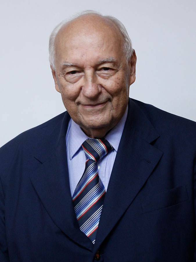 IVES GANDRA DA SILVA MARTINS Doutor em Direito pela Universidade Mackenzie, Especialização em Ciência d..as Finanças, pela USP. Especialização em Direito pela USP. Professor emérito das universidades Mackenzie,UNIP, UNIFIEO, UNIFMU, do CIEE/O Estado de São Paulo, das Escolas de Comando e Estado-Maior do Exército – ECEME, Superior de Guerra – ESG e da Magistratura do Tribunal Regional Federal – 1ª Região; professor honorário das universidades Austral (Argentina), San Martin de Porres (Peru) e Vasili Goldis (Romênia); Doutor Honoris Causa das universidades de Craiova (Romênia) e das PUCs – PR e RS, e catedrático da Universidade do Minho (Portugal); presidente do Conselho Superior de Direito da FECOMERCIO – SP; fundador e presidente honorário do Centro de Extensão Universitária – CEU/Instituto Internacional de Ciências Sociais – IICS.