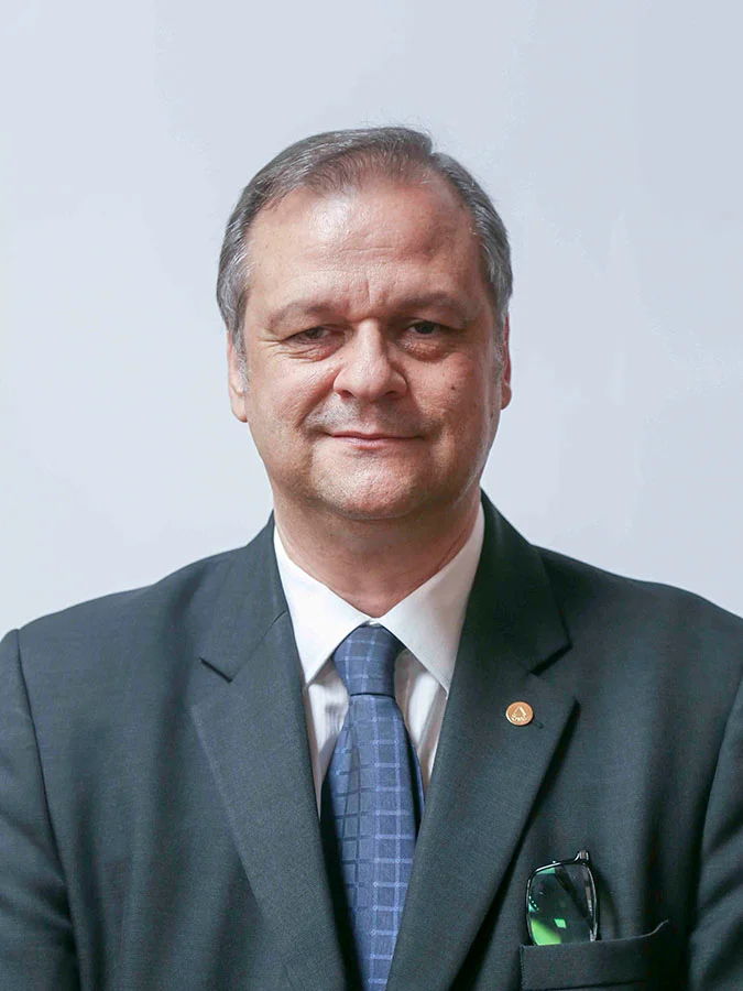 JOSÉ DO CARMO VEIGA DE OLIVEIRA Possui Doutorado em Direito Político e Econômico, pela Universidade Presbiteriana Mackenzie (2014); Mestrado em Direito Processual pela Pontifícia Universidade Católica de Minas Gerais (2004); Especialização em Direito Público, pela Faculdade de Direito do Vale do Rio Doce, de Governador Valadares - MG (1994); Especialização em Direito Público, pela Faculdade de Direito de Teófilo Otoni (1988); graduação em Direito, pela Faculdade de Direito de Teófilo Otoni (1985) e curso-técnico-profissionalizante pela Escola Nossa Senhora das Graças (1979). Atualmente é Professor Assistente IV da Pontifícia Universidade Católica de Minas Gerais e Desembargador do Tribunal de Justiça de Minas Gerais. Tem experiência na área de Direito há 40 anos, com ênfase em Direito Civil e Processual Civil.