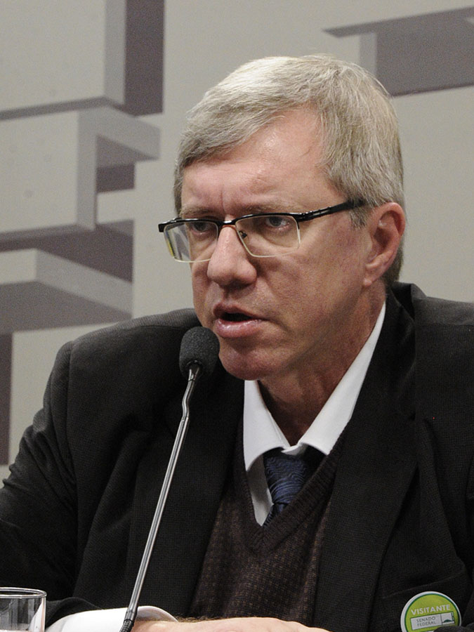 PAULO AUGUSTO SEIFERT Possui graduação em Filosofia (bacharelado) pela Universidade Federal do Rio Grande do Sul (1985), graduação em Teologia (bacharelado) pelo Seminário Concórdia da Igreja Evangélica Luterana do Brasil (1986) e mestrado em Filosofia pela Pontifícia Universidade Católica do Rio Grande do Sul (1998). Atualmente é professor adjunto da Universidade Luterana do Brasil, e editor associado das revistas Theophilos, Logos (Canoas) e Caesura. Tem experiência na área de Filosofia, com ênfase em História da Filosofia, atuando principalmente nos seguintes temas: leibniz, filosofia moderna, filosofia da religião, epistemologia, ensino superior. Atualmente exerce também a função de Diretor Executivo da Fundação ULBRA (Fulbra).