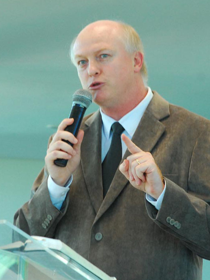THOMAS HEIMANN Possui graduação em Psicologia pela Universidade Luterana do Brasil (1995), graduação em Teologia pela Faculdade de Teologia do Seminário Concórdia (1992) e pela Universidade Luterana do Brasil - ULBRA (2015). Mestre em Teologia pela Escola Superior de Teologia - Faculdades EST (2003). Doutor em Teologia pela Escola Superior de Teologia - Faculdades EST (2016). Atualmente é professor titular da Universidade Luterana do Brasil na área da Graduação e Pós-Graduação. Professor de MBA em Gestão de Pessoas e Gestão Empresarial da ULBRA. Atual coordenador do curso de Teologia da ULBRA, nas modalidades presencial e EAD. Tem experiência na área do aconselhamento pastoral e na Psicologia, com ênfase em Psicologia Clínica, atuando como pesquisador e profissional principalmente nos seguintes temas: aconselhamento pastoral, psicologia pastoral, morte e luto, sofrimento, cuidado a cuidadores e espiritualidade e saúde. Atua como professor convidado do curso de especialização em Aconselhamento e Psicologia Pastoral da EST.