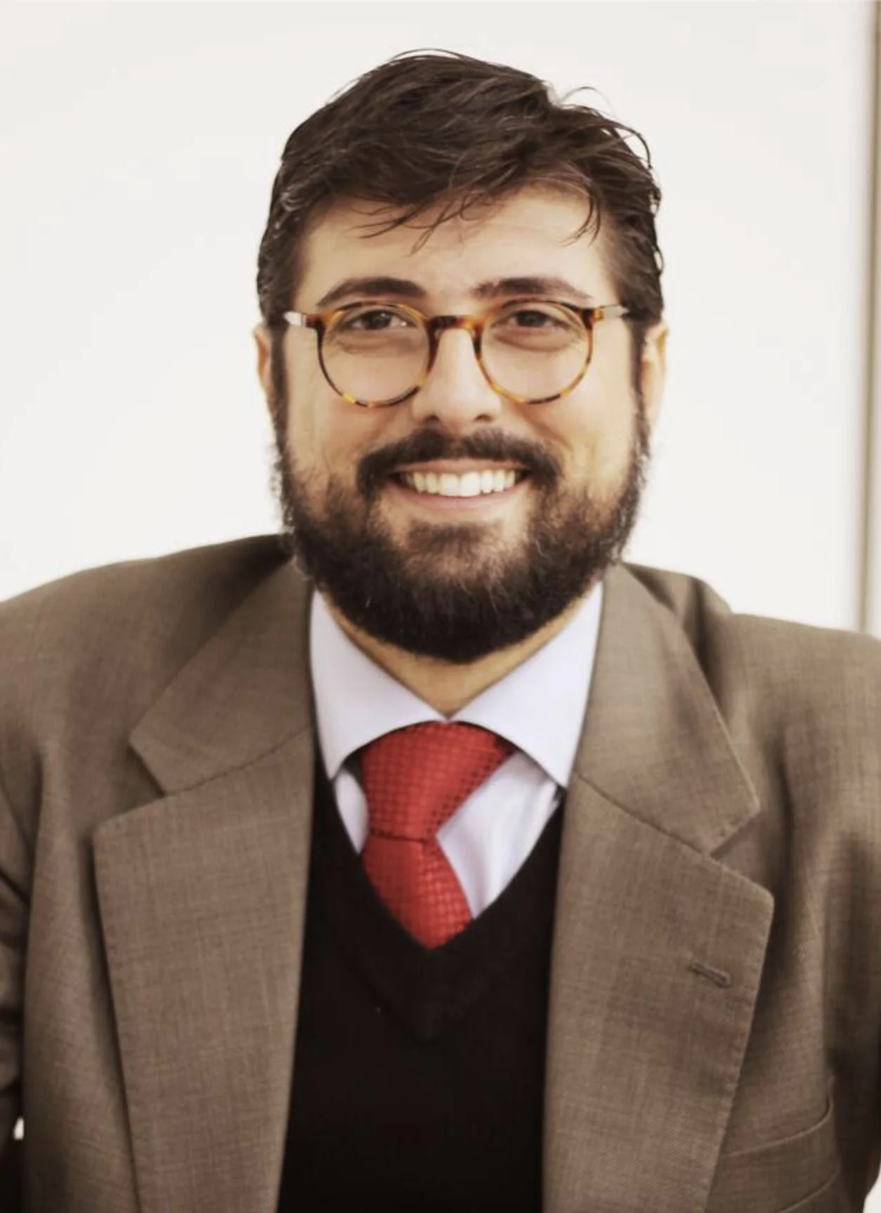 JONAS MOREIRA MADUREIRA Possui graduação e mestrado em filosofia pela Pontifícia Universidade Católica de São Paulo (PUC-SP). É doutor em filosofia pela Universidade de São Paulo (USP) com estágio sanduíche no Thomas-Institut da Universität zu Köln (Alemanha). Tem experiência na área de Filosofia com ênfase em Epistemologia e Teoria da Cosmovisão. Atualmente, tem pesquisado sobre as origens filosóficas do conceito de "cosmovisão" e seu impacto tanto na filosofia como em outras disciplinas como teologia, psicologia, história, ciências sociais, arte e cultura. É professor pesquisador da Universidade Presbiteriana Mackenzie (UPM) e professor adjunto no programa de pós-graduação do Puritan Reformed Theological Seminary (PRTS).