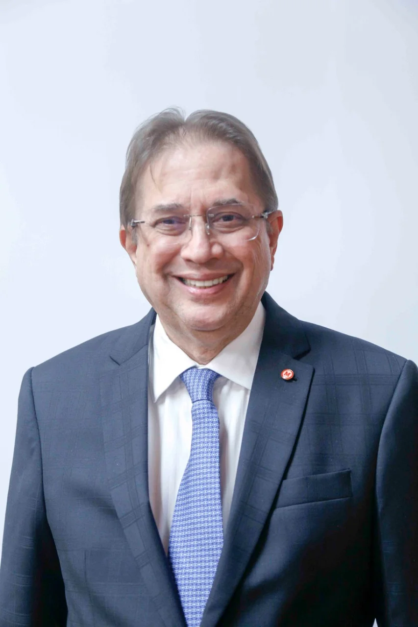 DR. ROBERTO TAMBELINI O Dr. Roberto Tambelini é Advogado, bacharel pela Universidade Federal de Mato Grosso com cursos de Pós-Graduação em Criminologia pela FMU – e em Direito Público. Doutor em Direito pela Universidade de Salamanca na Espanha. Atuou em vários cargos relevantes como: Procurador Geral do Município de Cuiabá (1983 a 1985); Secretário de Administração do Estado de Mato Grosso (1991 a 1994). Foi Assessor Jurídico e Secretário-Adjunto de Justiça do Estado de Mato Grosso do Sul (1980 a 1982); Conselheiro da Ordem dos Advogados do Brasil – Seccional do Estado de Mato Grosso, eleito por dois mandatos; Membro da Comissão de Estágio e Exame de Ordem da OAB-MT (1998 a 2001), Diretor da Faculdade de Direito da Universidade de Cuiabá (1998 a 2002); Conselheiro da Fundação Educacional de Buriti, mantenedora da Escola Evangélica Agrícola de Buriti (1982 a 1989), em Chapada dos Guimarães – MT; Conselheiro da Fundação de Saúde Pública de Cuiabá, mantenedora do Pronto Socorro Municipal (1983 a 1985); Representando a Universidade Presbiteriana Mackenzie, ocupa o cargo de Diretor Jurídico do Canal Universitário de São Paulo – CNU, desde novembro de 2005. Portador de uma farta lista de títulos honoríficos, a saber: Grande Oficial da Ordem do Mérito do Estado de Mato Grosso; Comendador da ordem São José Operário do Mérito Judiciário do Trabalho do egrégio Tribunal Regional do Trabalho da 23ª Região; Cidadão Cuiabano, conferido pelo Decreto Legislativo nº 061, pela Câmara Municipal de Cuiabá. Atualmente é responsável pelo setor jurídico da Universidade Presbiteriana Mackenzie, em São Paulo, atuando como advogado em todas as instâncias e tribunais.