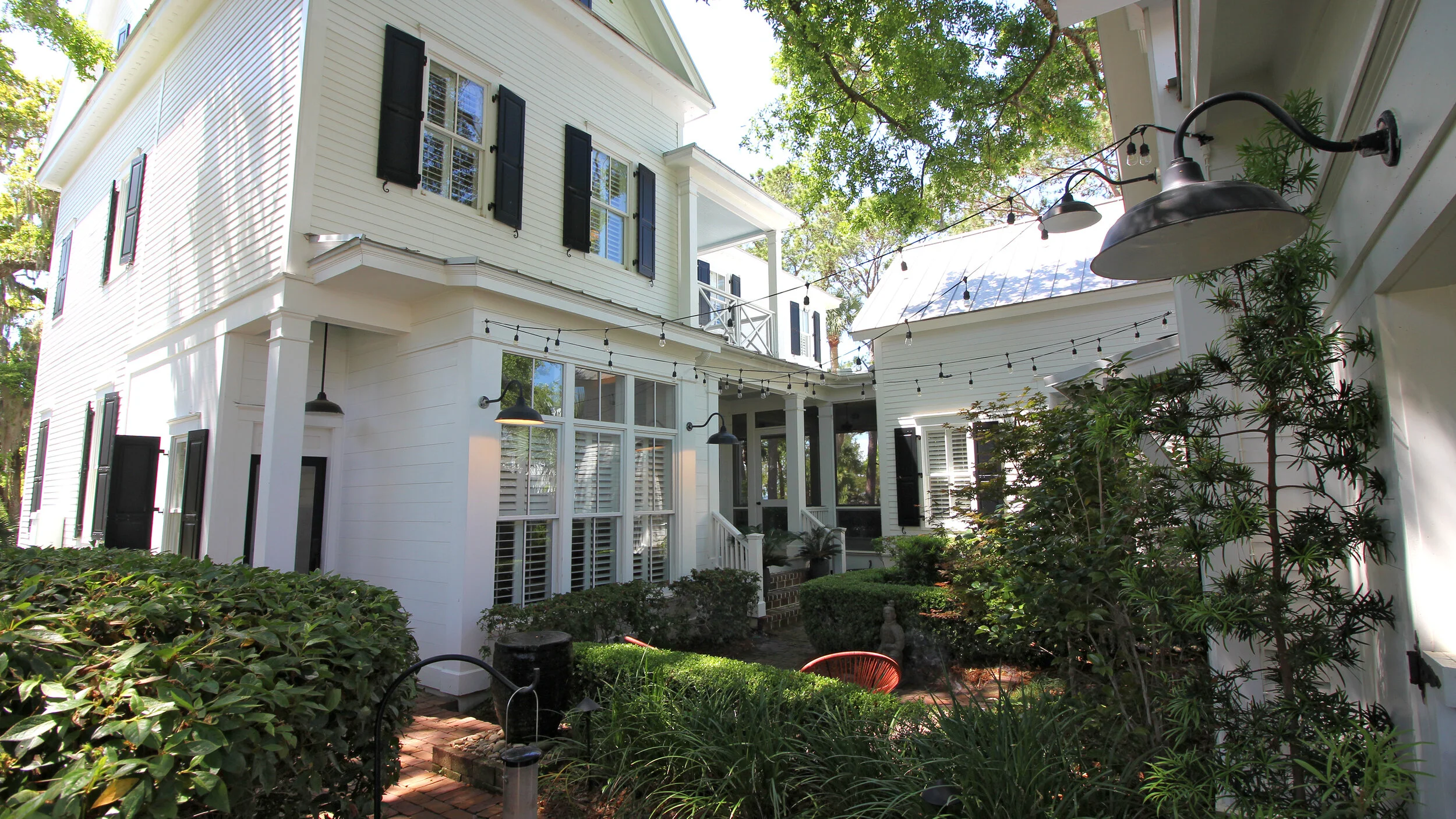  Courtyard view from garage gate 