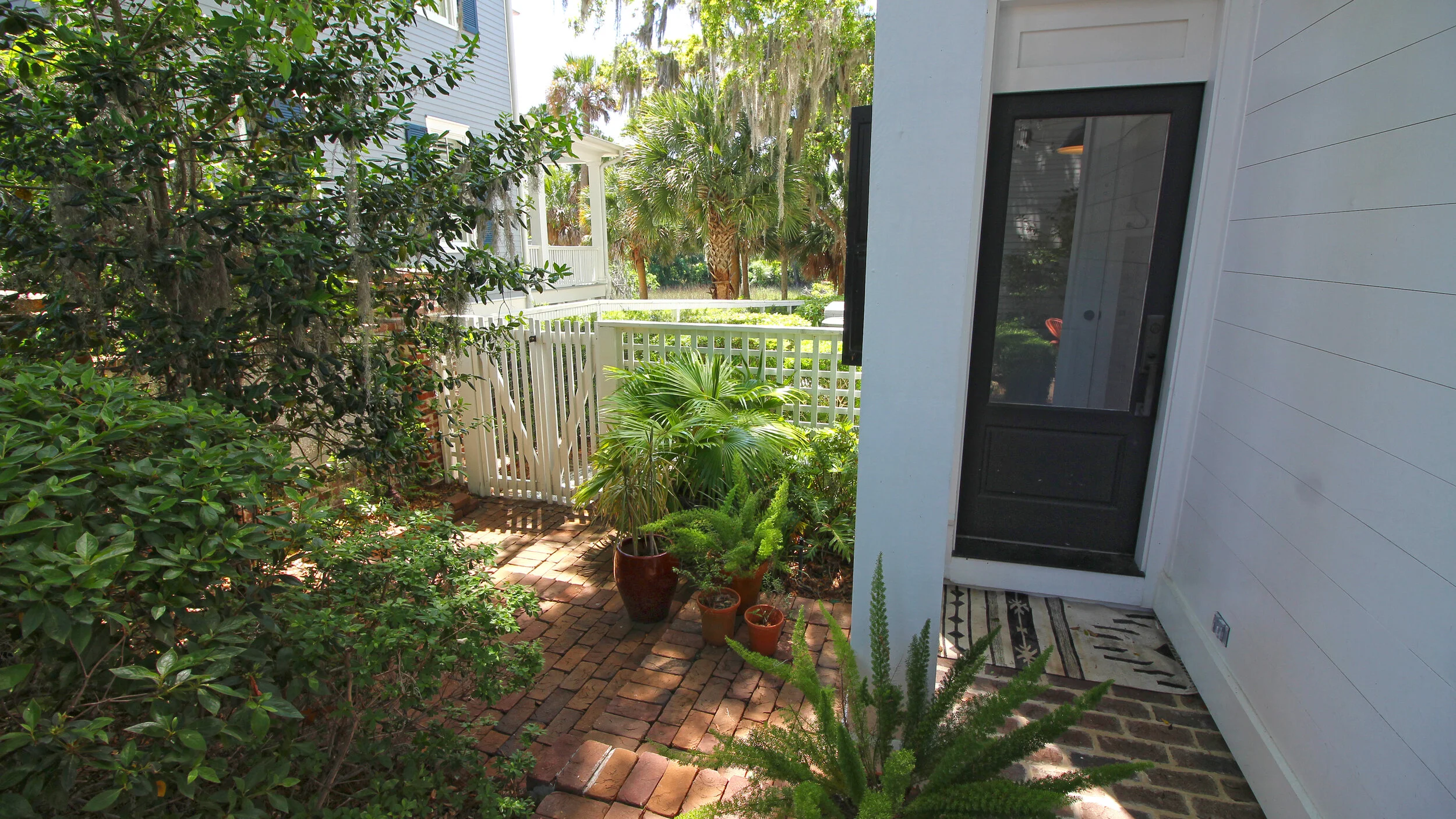  Side gate and ground floor side entrance 