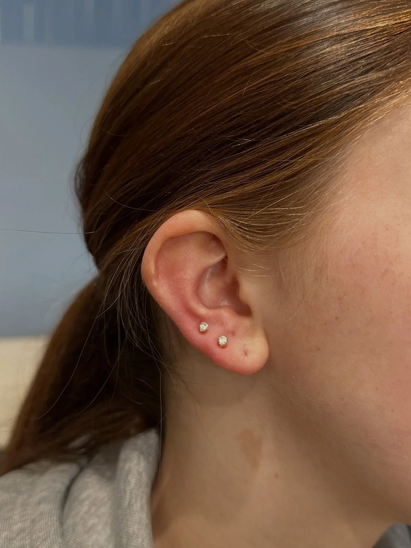 New set of 14kt gold studs for a 3rd hole piercing 😍✨

After measuring and marking the position, the whole process was done within minutes. 

We sell sterling silver cubin zirconia studs made to match your piercing, with two hole sets and cuffs. 

B