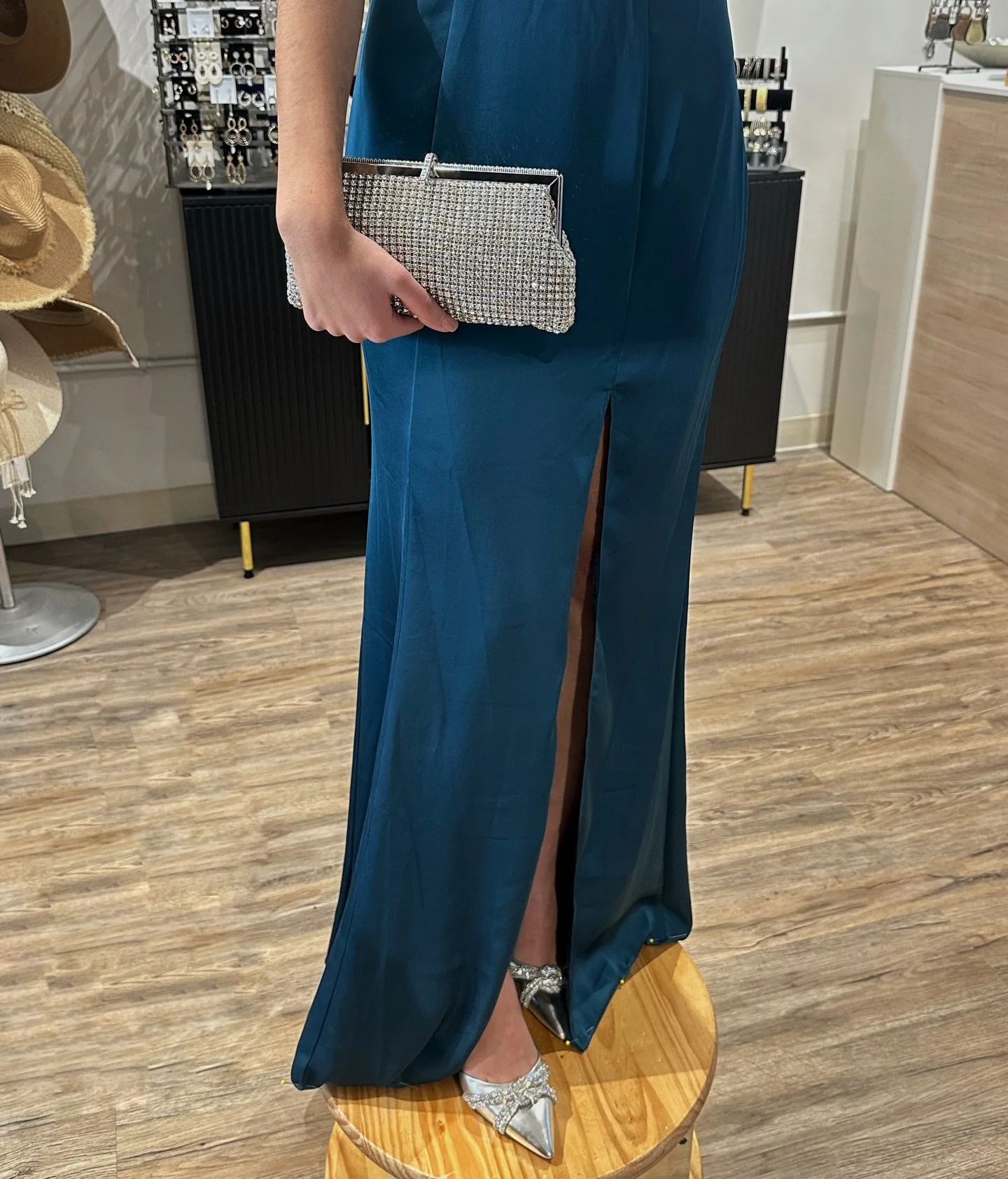Mid-pinning, where the look starts to come together ✨

The perfect fit is just the start at Haila. While we tailor your dress to you, we&rsquo;re also styling the full moment; down to the evening bag in your hand.

From gold, silver, and rose gold to