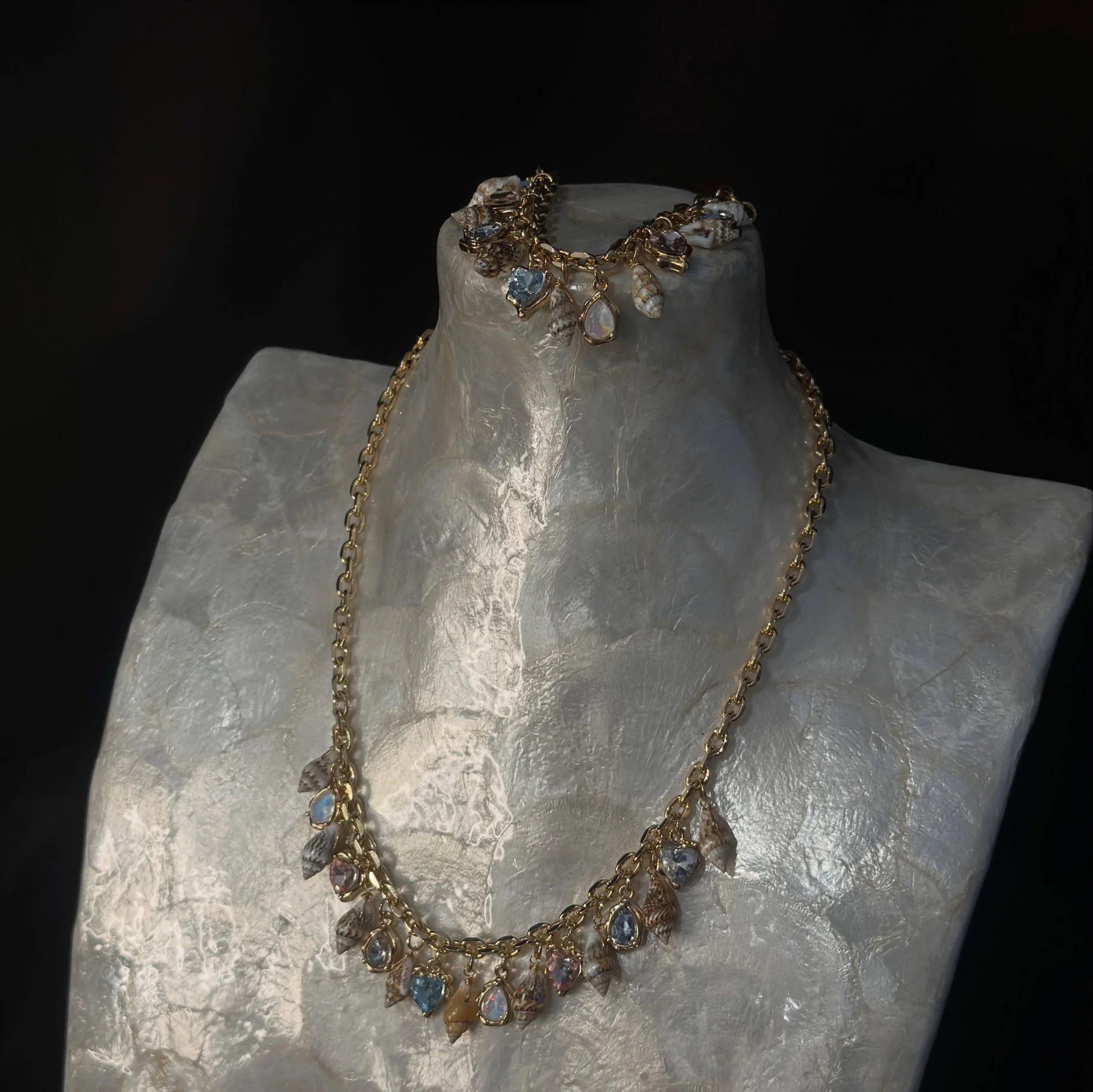 The jewelry you&rsquo;ll reach for all summer long ☀️

This matching necklace and bracelet set combines seashell charms, natural-inspired stones, and effortless coastal style.

Perfect for weekends by the water, summer vacations, long lunches, and wa