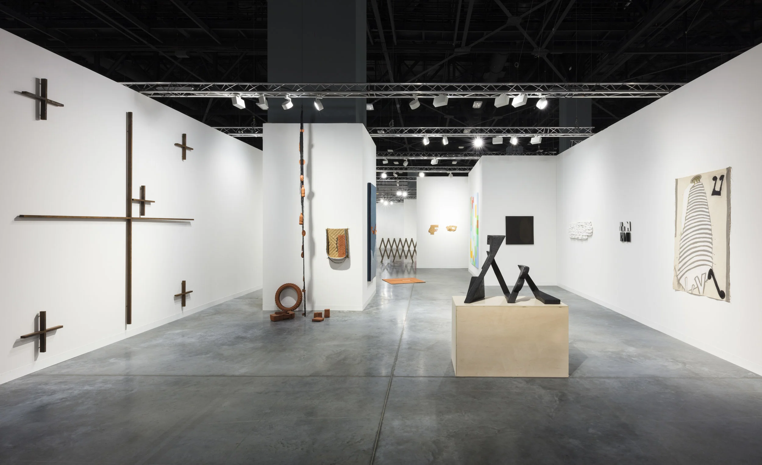 View from East entrance of Galeria Lusia Strina booth at Art Basel Miami Beach, photo courtesy to Galeria Lusia Strina.