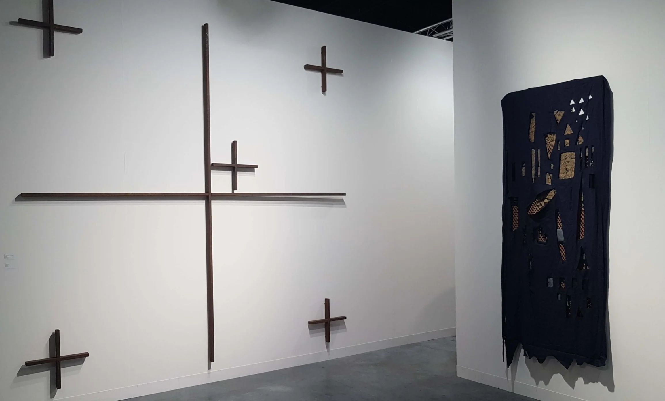 Booth view of Cildo Meireles’ Descala 1b (Breakdown 1b, 2002) and Laura Lima’s Anonymous (2016). Photo credit to the writer.