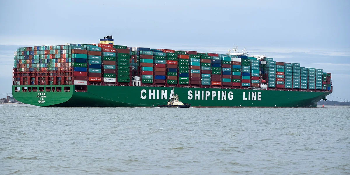 1200px-CSCL_Globe_arriving_at_Felixstowe,_United_Kingdom.jpg