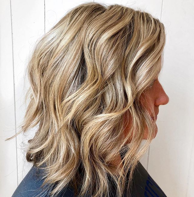 What&rsquo;s a fall blonde? Warm tones low lights, buttery blonde, but all the brightness💛🍂🌾 #blonde #lowlights #fallhair #mystylistlauren #allthatislovelybb #lexingtonhairstylist #kentuckyhairs #blonde #whywoodford #kentucky #americansalon #behin