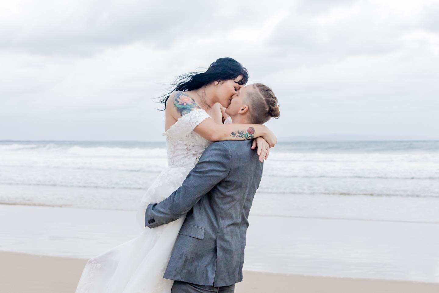 A little rain didn&rsquo;t stop this couple from having a memorable Noosa elopement.

How gorgeous are these captures of the day!?

🤍Wedding Details🤍

Photographer: @nicole_laufer_photography
Planner: @supersimplenoosaelopements

Planning your drea