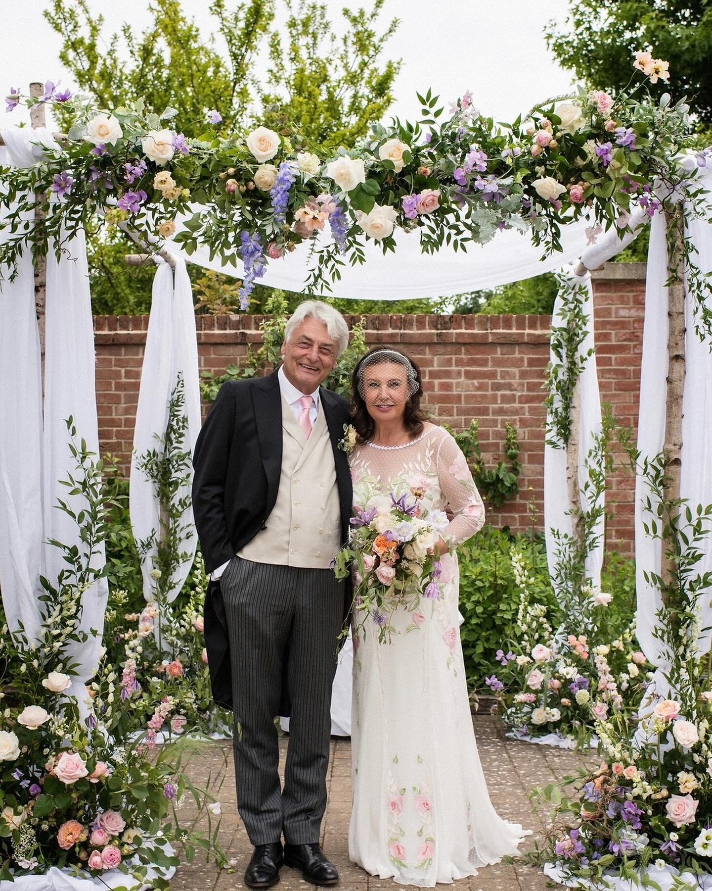 So looking forward to styling outdoor weddings again this year! It was an absolute joy to create this beautiful floral chuppah for our couple who got married at @cgweddings - swipe for more summer hues and floral details ➡️ ☀️ 🌸
Photography: @markst