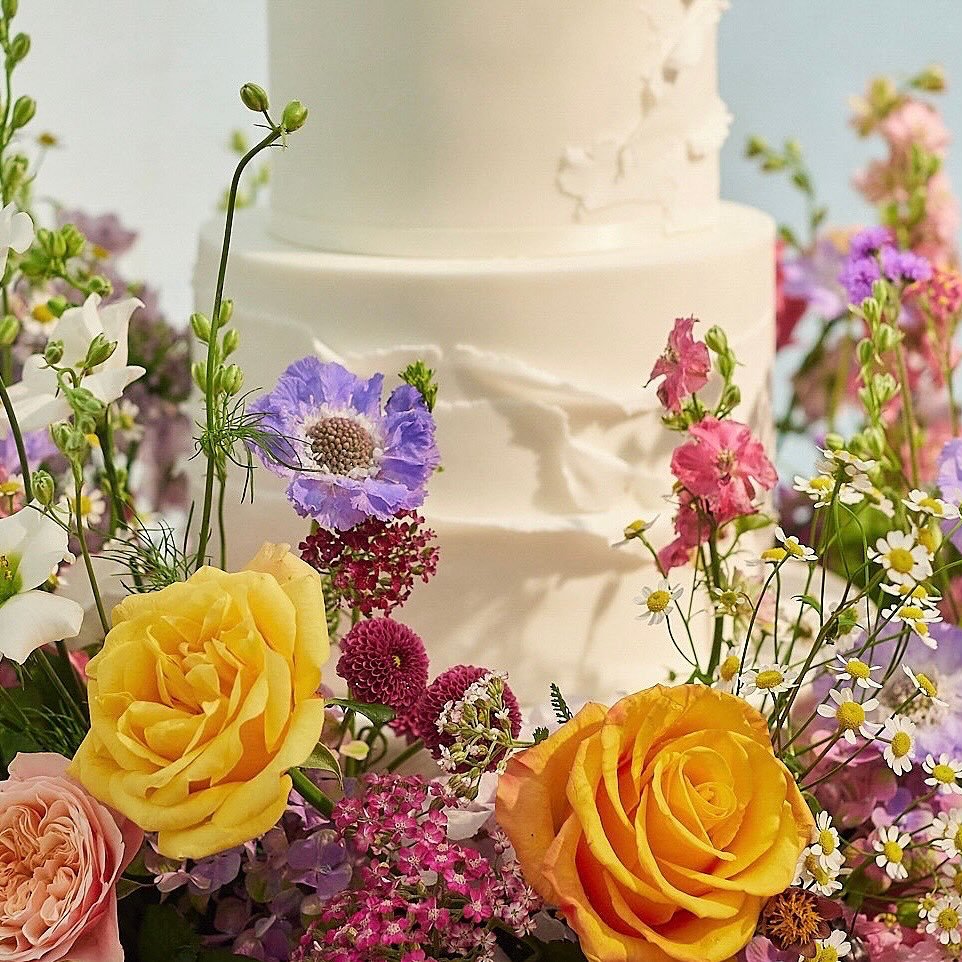 🍰 🌺 Love this showstopper combination of simple elegant cake surrounded by colourful summer blooms 🌺 🍰
Photography @tomandlizzieredman
Wedding planner @dahliahillweddings
.
.
#weddingflowerinspiration #weddingcakeflowers #artisanflorist #summerwe