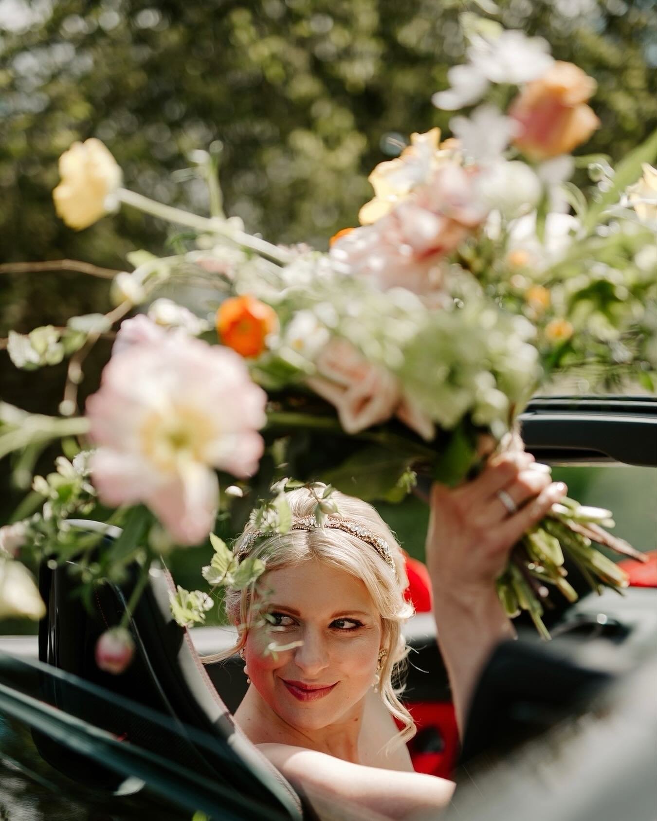 We love the idea of hanging onto your bridal bouquet and then holding it aloft in triumphant salute as you leave the reception in your wedding car! 🚘 💐
Photography @sarahgracephotography1
Venue @hinton_st.mary_estate
Car @pureweddingentertainment
C
