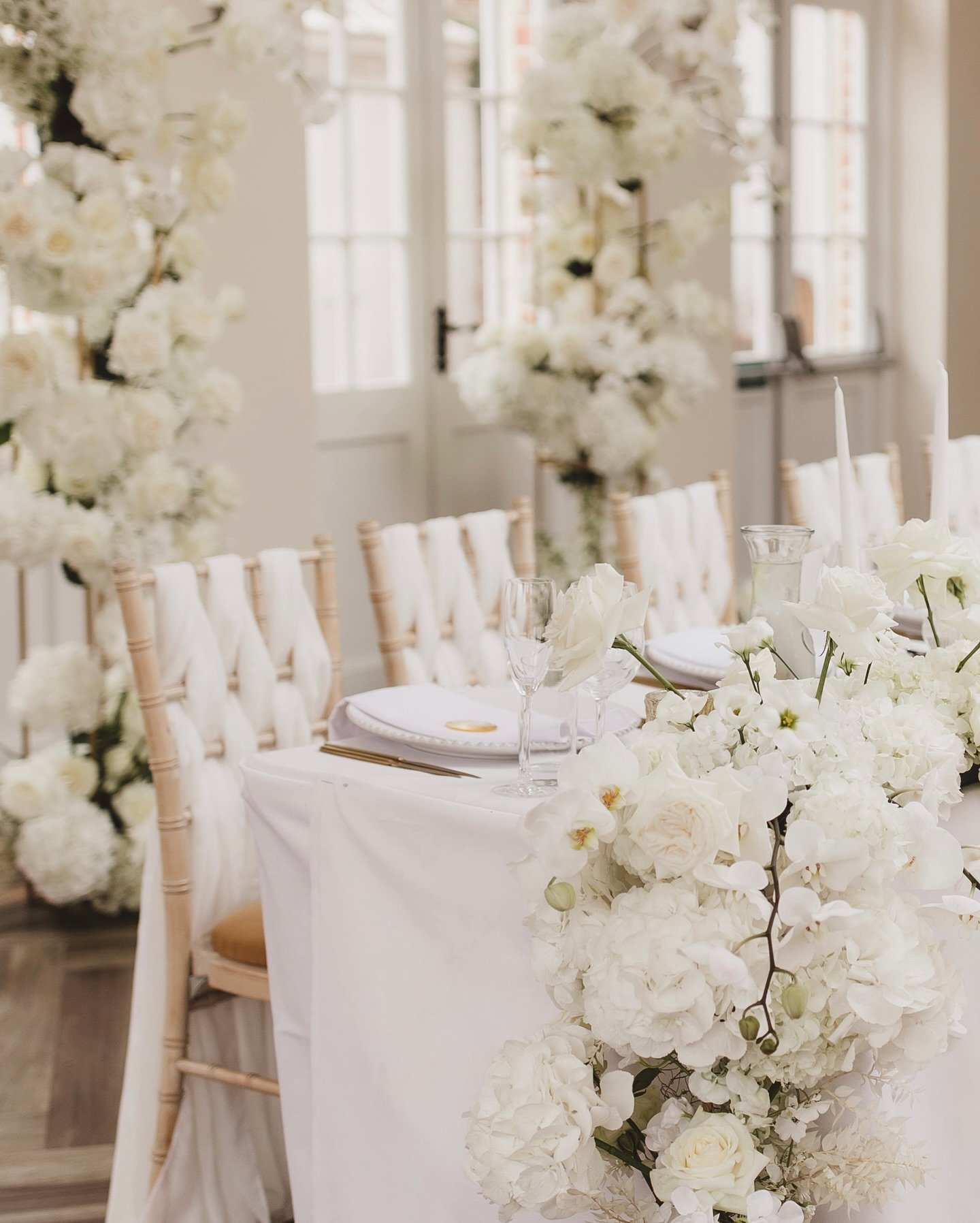 All white flowers - simple elegance and a dramatic statement all at once. Styling the flowers for this wedding was truly divine... 🤍 🤍 🤍
Photography and wedding planning by @alisaroberts_
Decor stylist @theluxecollectionuk
Venue @orchardleigh_esta