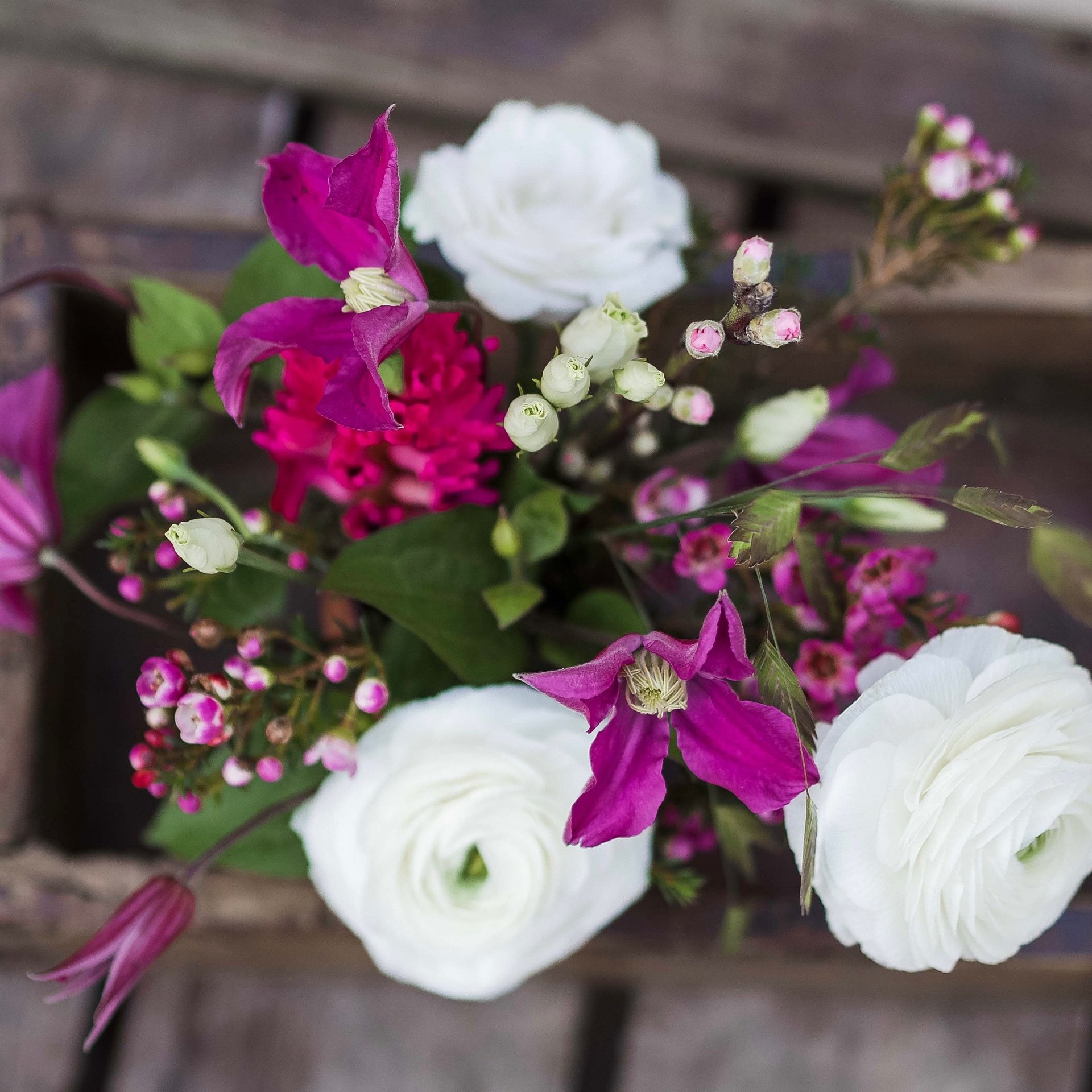 Bringing some spring colour to your Tuesday... 🌺 🤍 🌸 🌿
.
.
#springblooms #freshcutflowers #artisanflorist #onmyworkbench #inspiredbypetals #createbloomgrow #hampshireartisanflorist