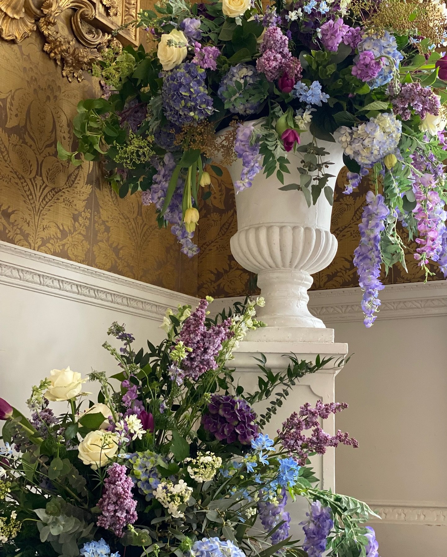 Flowers fit for a Bridgerton themed wedding... floral flashback to almost two years ago. Those colours though... 🤍 🌸 💜
.
.
#BridgertonWedding #floralflourish #Luxuryweddingflowers #weddingstyling #countryhousewedding #bridalinspo