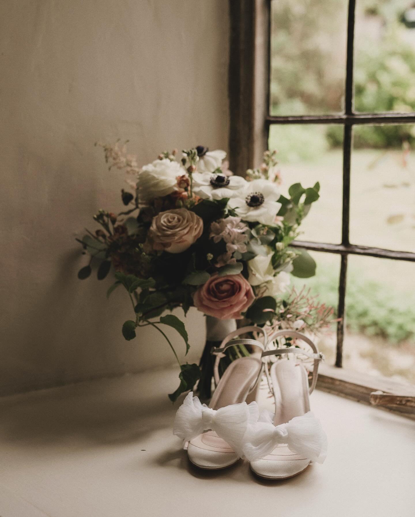 Beautiful bridal details... swipe for a close up on the perfect spring bouquet of anemones, stocks and ranunculus 
Photography by @nicolastreaderphotography
.
.
#springbridalflowers #bridalbouquet #Dorsetweddingflorist #bridaldetails #weddingflowersi