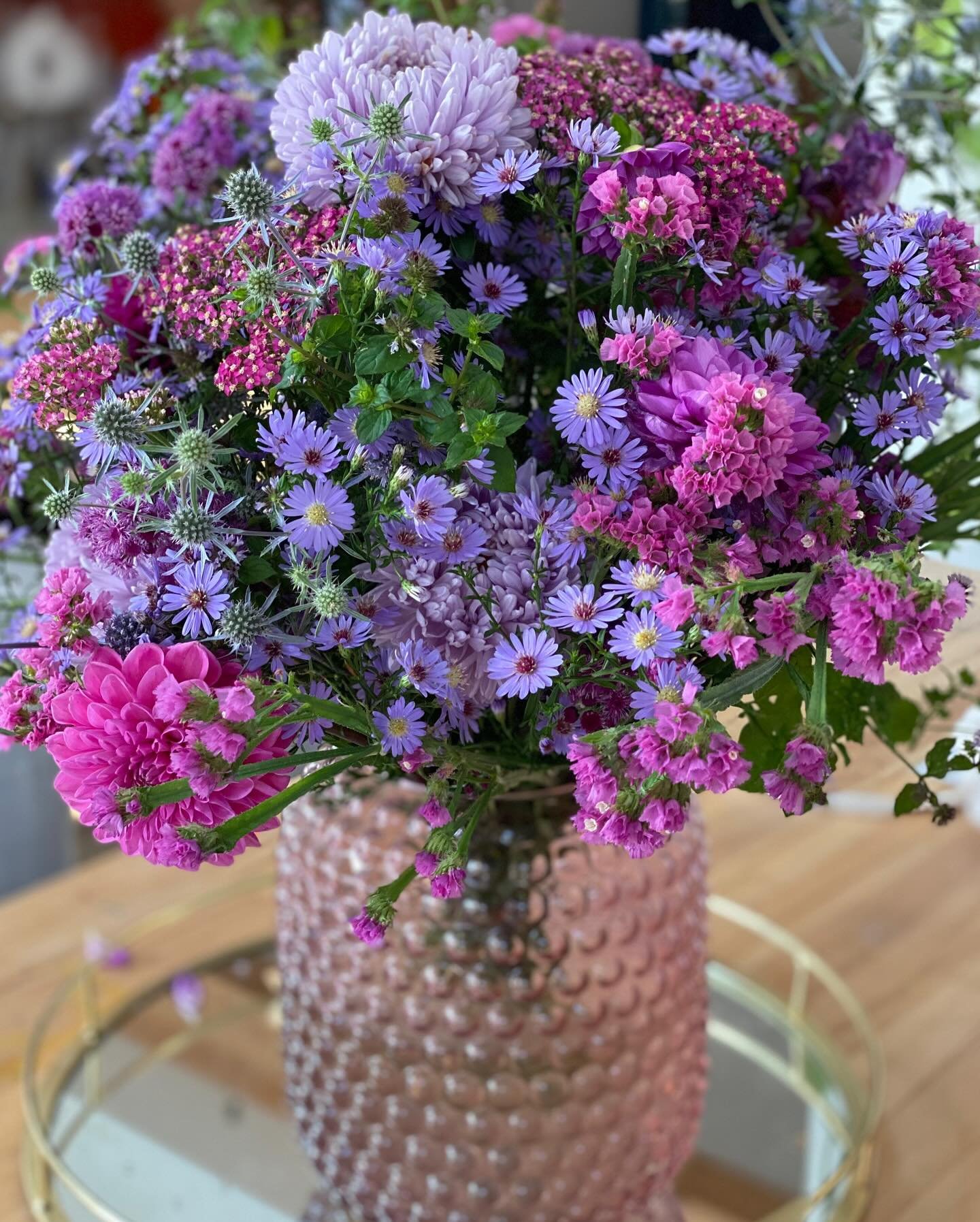 The long weekend may be over but we&rsquo;ve been promised sunshine and it&rsquo;s a short week ahead so no complaints over here! Here&rsquo;s a riot of summer colour to get your day off to a good start 🌸 💜
.
.
#springflowers #fromthegarden #artisa