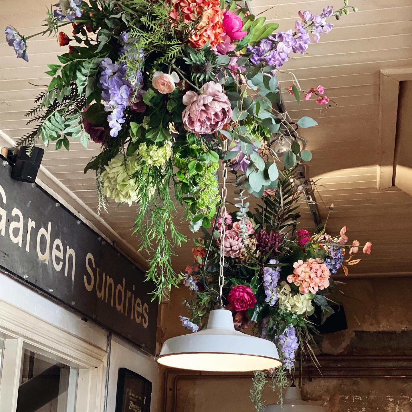 Along with the long awaited sunshine, spring has arrived at @framptonsnewforest - have you popped in for a delicious brunch surrounded by beautiful blooms yet? Always love creating seasonal floral accents for one of our favourite local haunts! 🌸 ☕️
