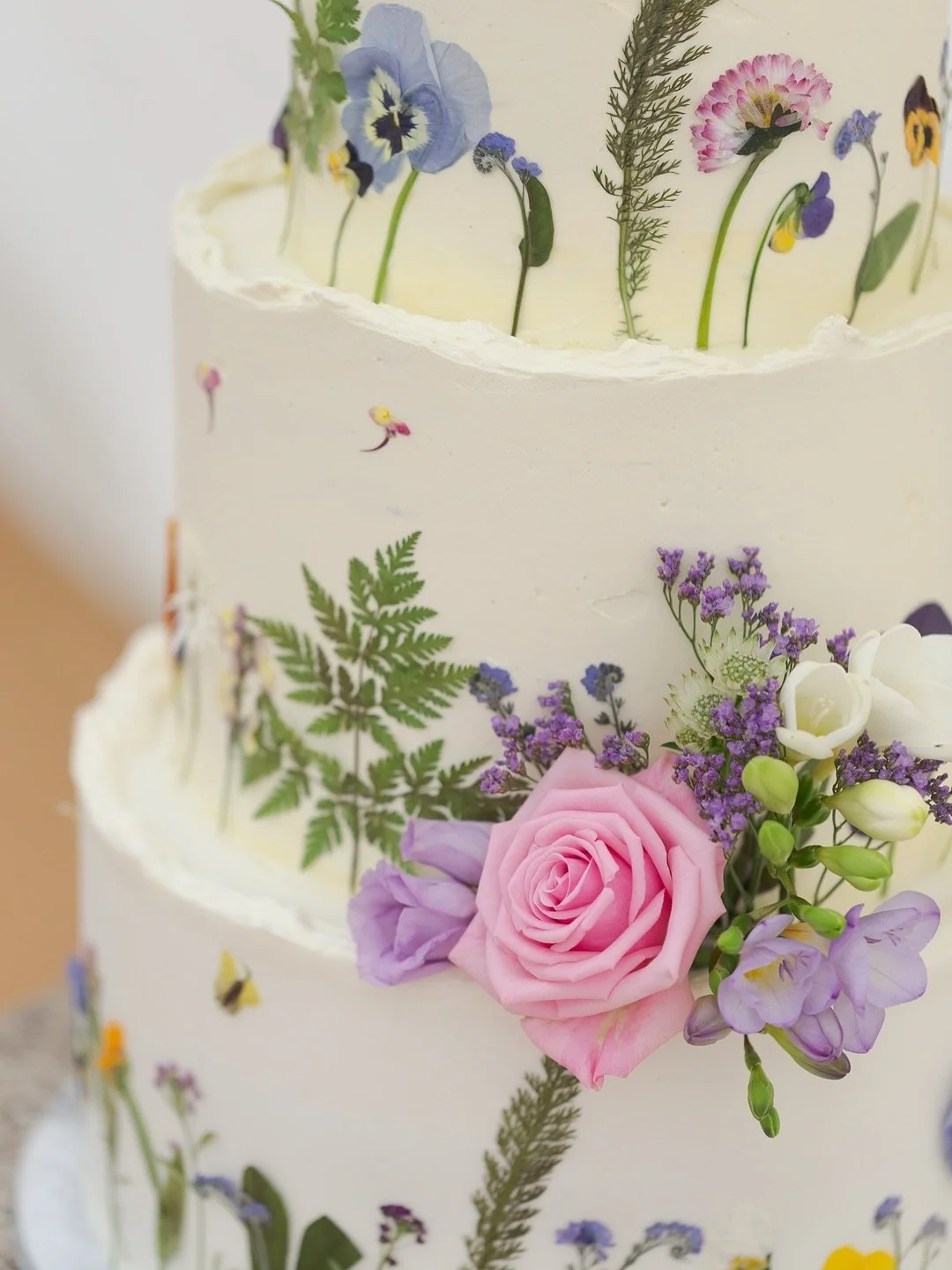 Anyone for cake? More specifically *this* cake? It&rsquo;s always wonderful to see our flowers paired with buttercream beauty by talented cake maker Natasha at @thediamondbaker 🎂 🌸 🍰 ✨ But now I&rsquo;m *really* hungry! 
Photography @ joshuatucker