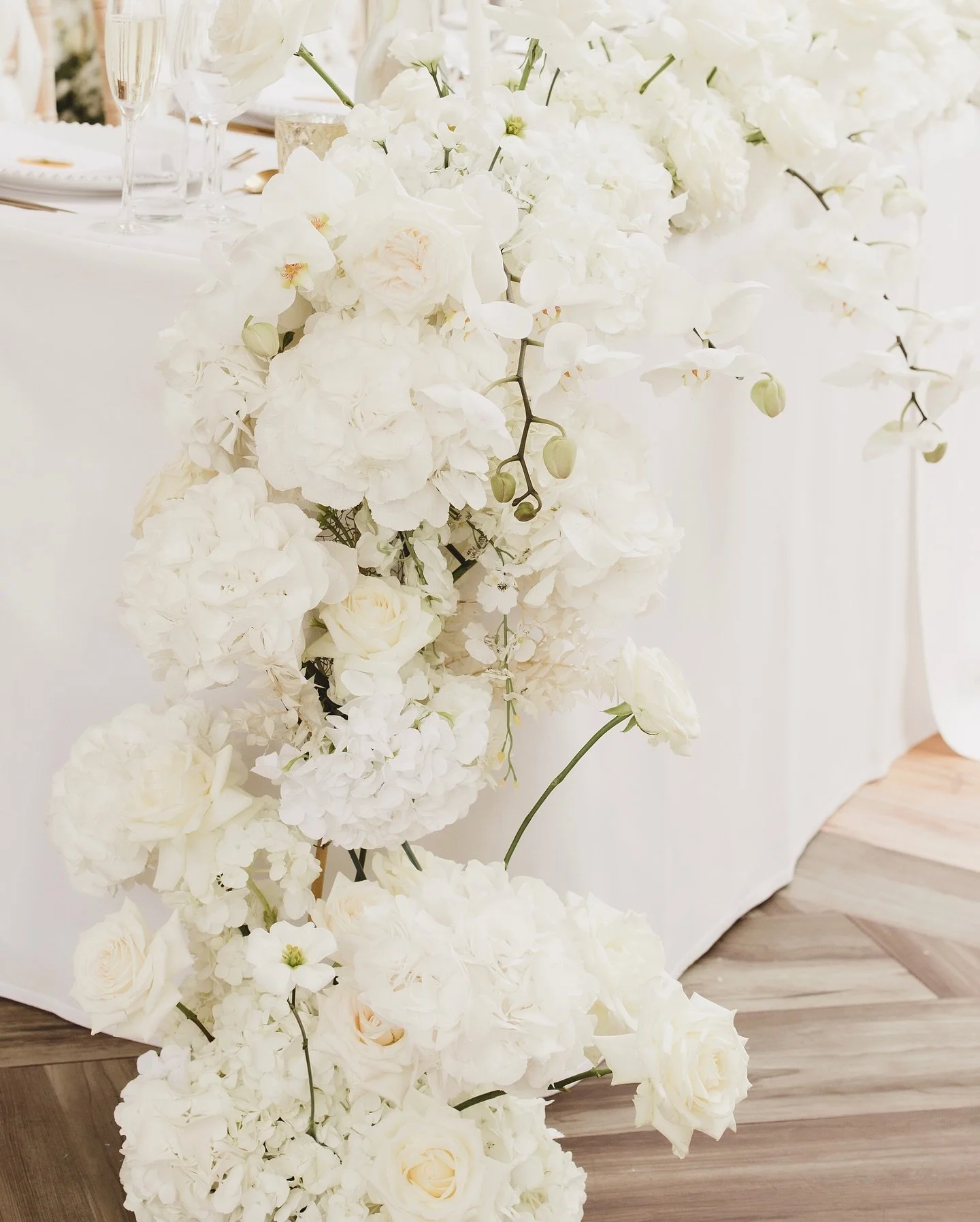 Tranquility, new beginnings, calmness, joy and optimism 🤍 If you ever needed reasons to choose an all white floral palette for a wedding reception, here&rsquo;s six to get you started! 🤍🤍🤍🤍🤍
Planning and Photography by @alisaroberts_
⠀⠀⠀⠀⠀⠀⠀⠀⠀
