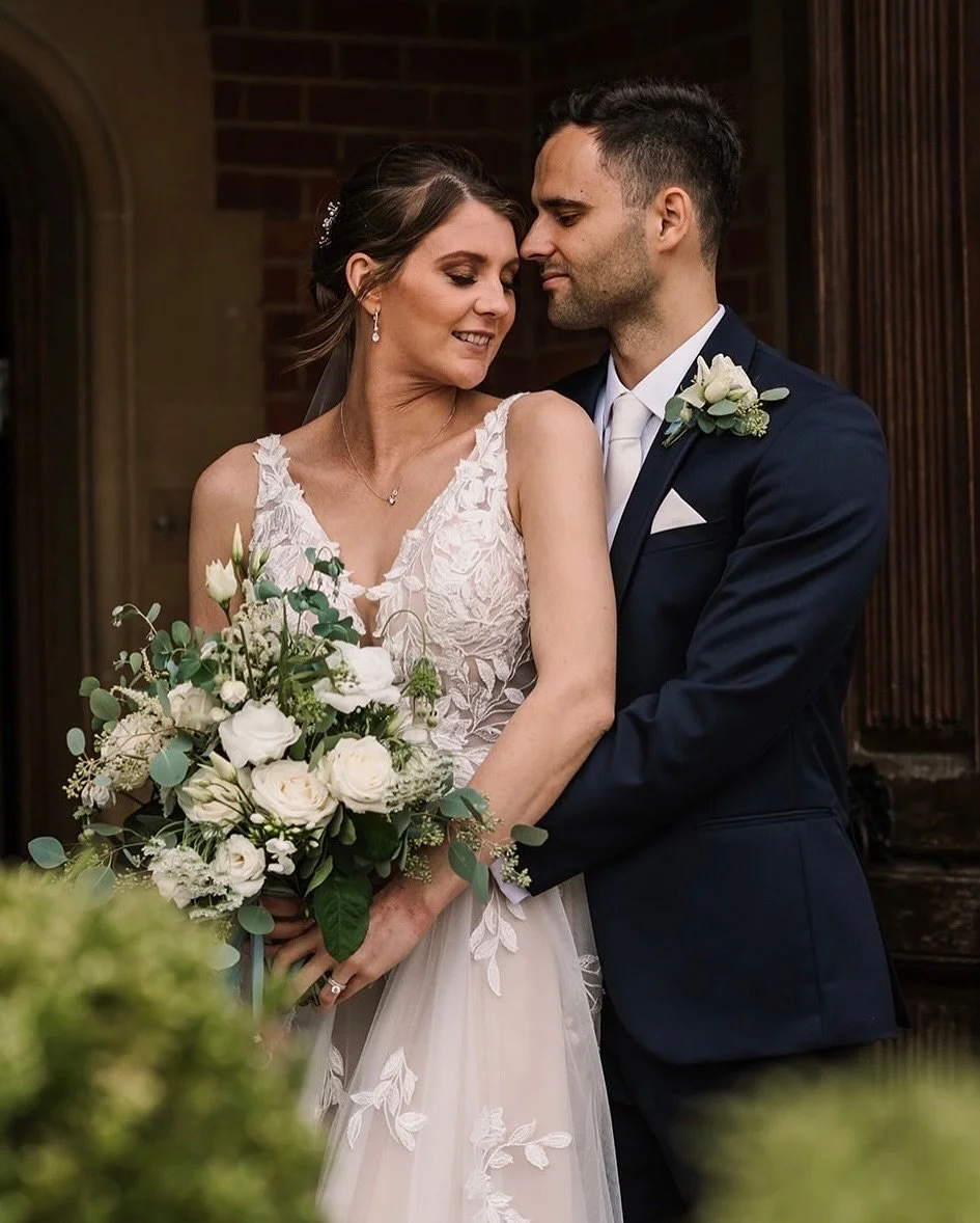 There&rsquo;s definitely something magical about a September wedding.  The soft autumn light, flower bedecked fireplaces, candle glow and plenty of twinkle as the sun sets. We&rsquo;re a big fan! ✨ 🍁 🌿 🕯️ 🤍
Photography by @rachelizabeth_photo
Ven