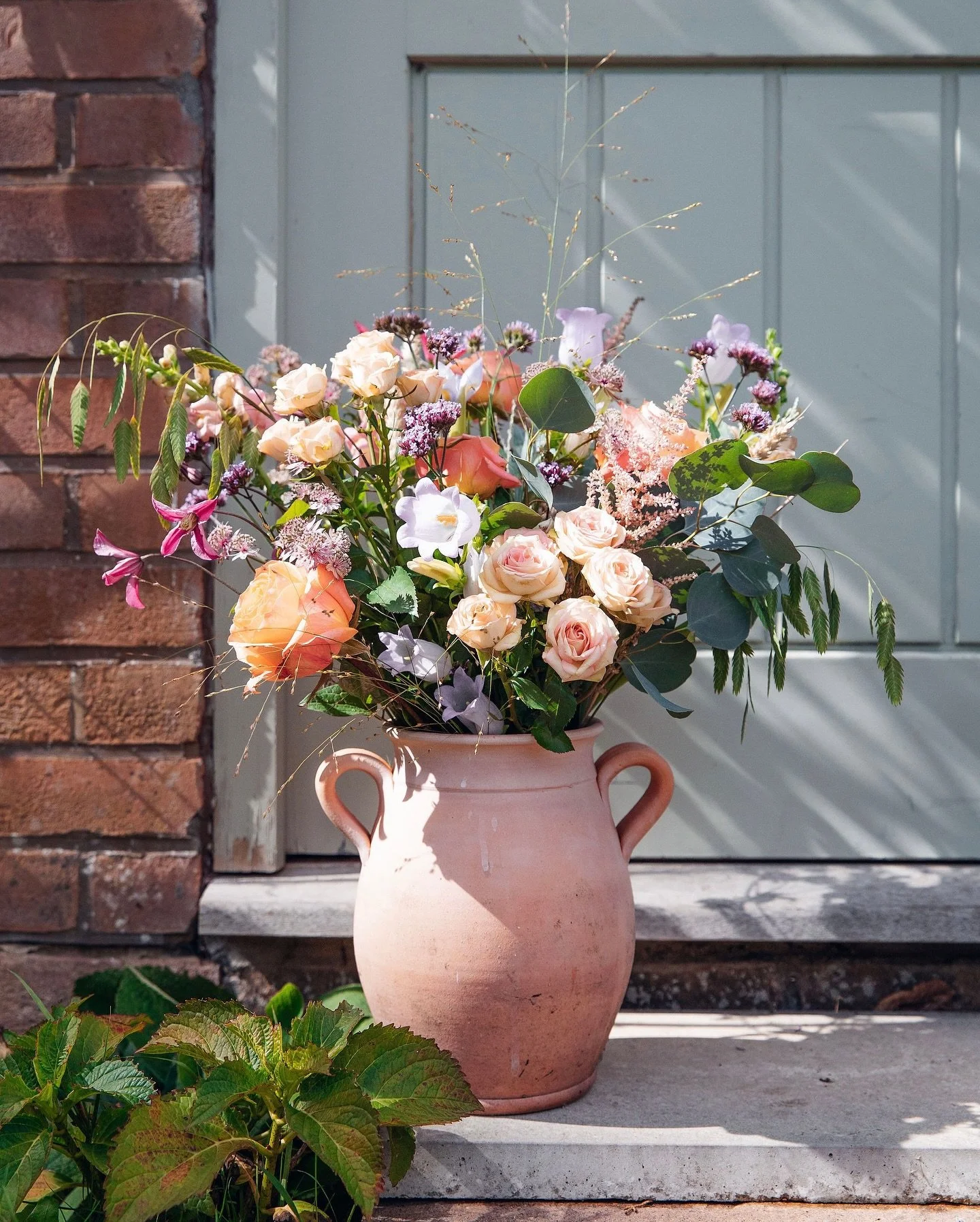 Making the most of the sunny October days by being out in the garden as much as possible... and infusing a few spring hues into our autumn arrangements! 🌸 🍁 🪻 🍂
⠀⠀⠀⠀⠀⠀⠀⠀⠀
botanical beauty, fresh flowers, artisan florist, ringwood florist