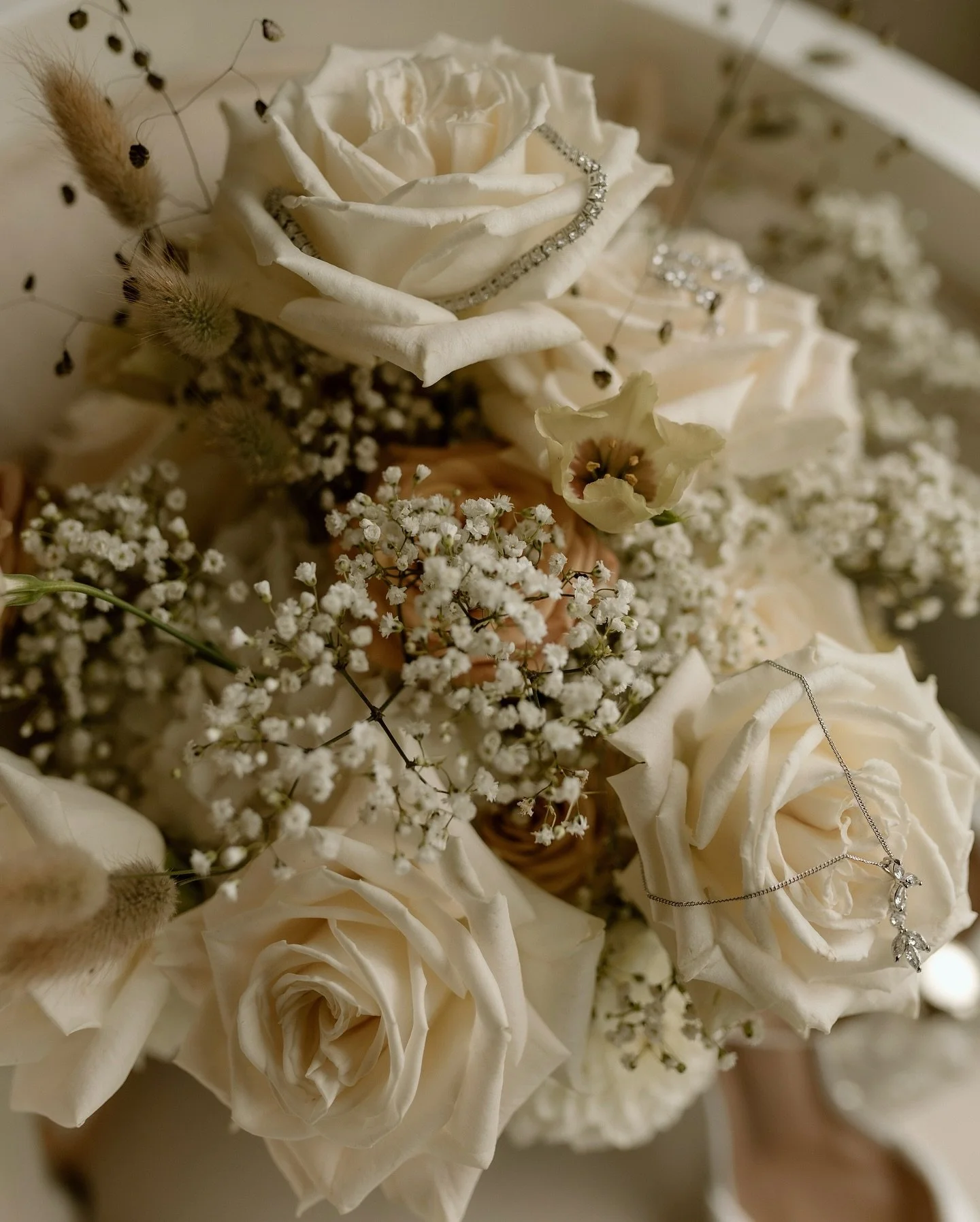 Wedding day details... we can never have too many of those! Swipe to the end to see our beautiful bride Verity descending the stairs with her bouquet!
Photographer @laura.dean.photography
Planning &amp; Styling: Danielle at @bellissimoweddings
Venue: