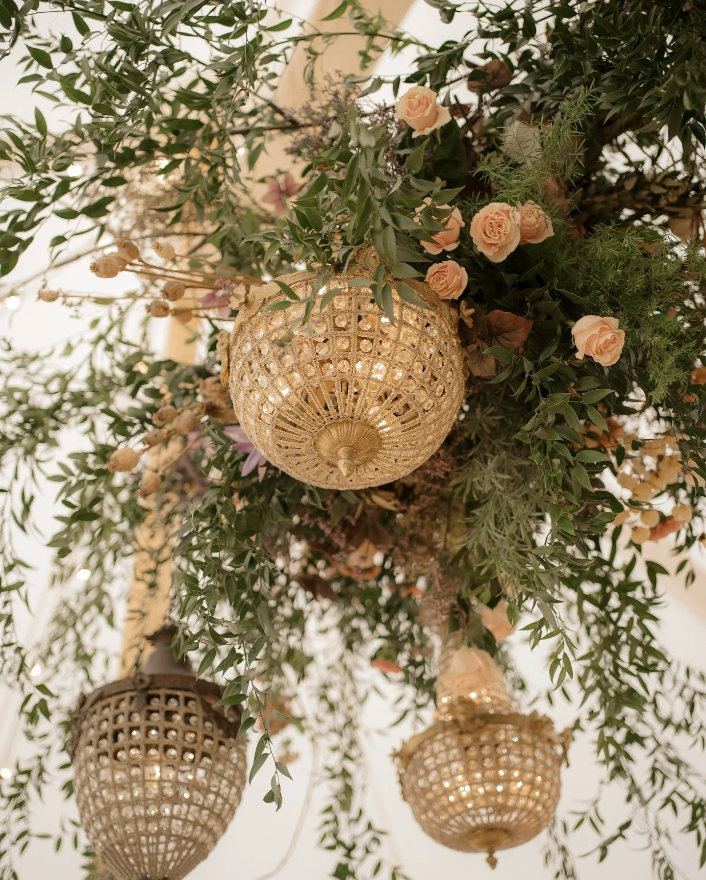 Sparkle, foliage aplenty and a sea of soft pink blooms. Beth &amp; Ali&rsquo;s modern day glamour wedding at @camehousedorset will always have a special place on our Instagram grid! 🩷 ✨
Planning &amp; Styling @bellissimoweddings
Photography @courtne