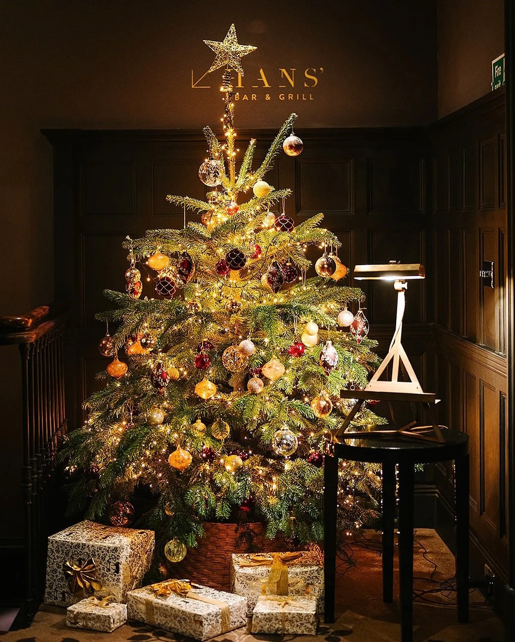 Festive fir trees and fireplaces - creating a Christmas vibe at @11cadogangardens last year. We can&rsquo;t wait to go back this year and do it all over again!
Photography by @angelawardbrown
⠀⠀⠀⠀⠀⠀⠀⠀⠀
christmas decor, festive fireplace, mantlepiece 