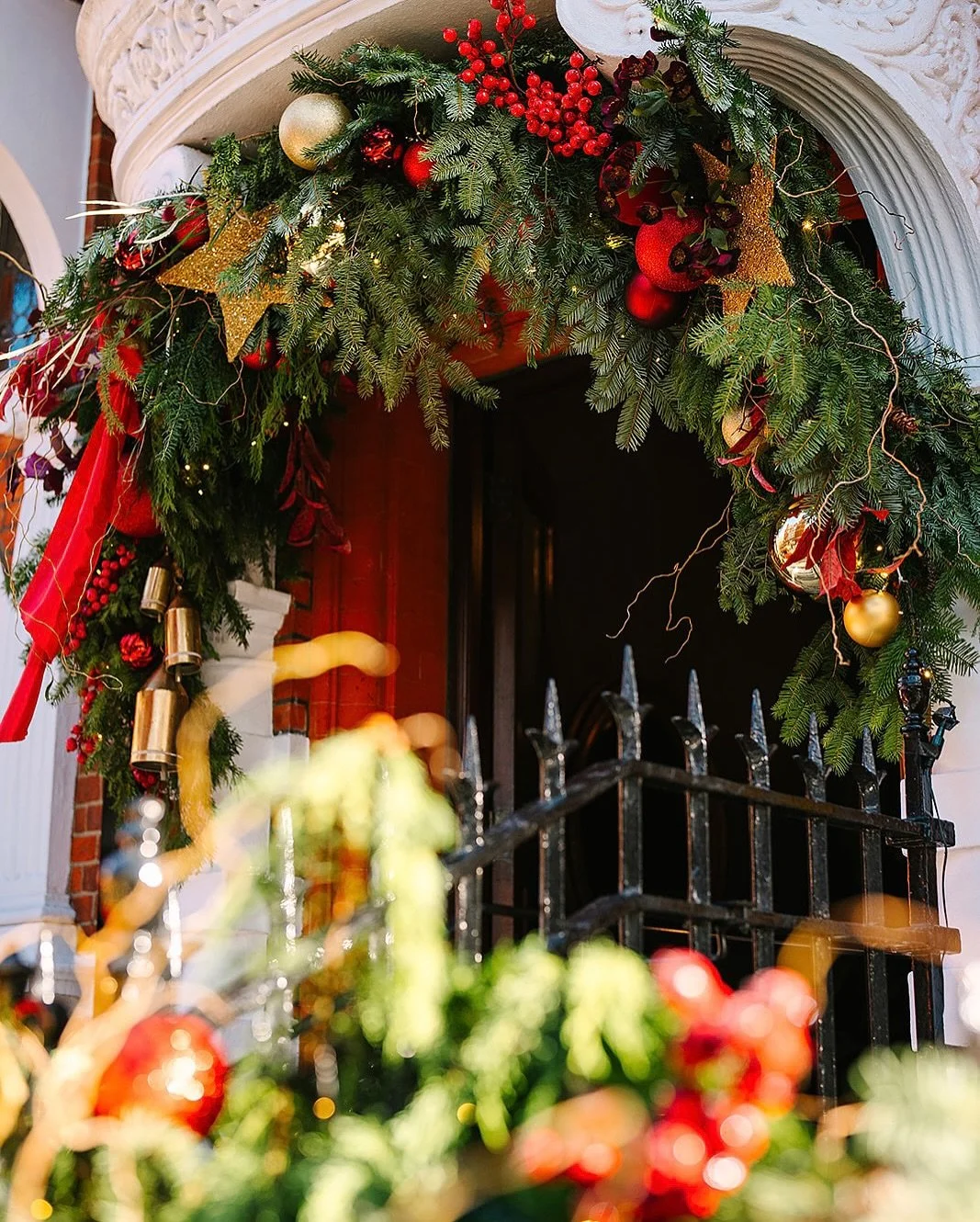 An abundance of berries, swathes of greenery, rich red bows and stars and baubles aplenty &hearts;️ 🌿 🧣 🌟 How we dressed @11cadagongardens in it&rsquo;s winter finery last year... stay tuned for what&rsquo;s to come this Christmas! 
Photography by