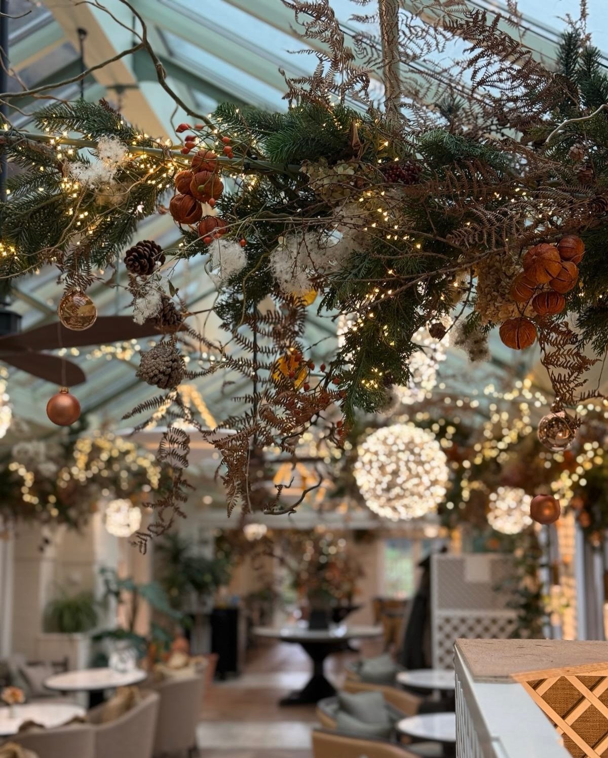 If you&rsquo;re dining at @chewtonglen this Christmas, don&rsquo;t forget to look up! We dressed the dining room in rustic natural festive attire with touches of twinkle all around... 🌾 🍊 🪩 🍂 ✨
⠀⠀⠀⠀⠀⠀⠀⠀⠀
christmas decor, festive floral installati