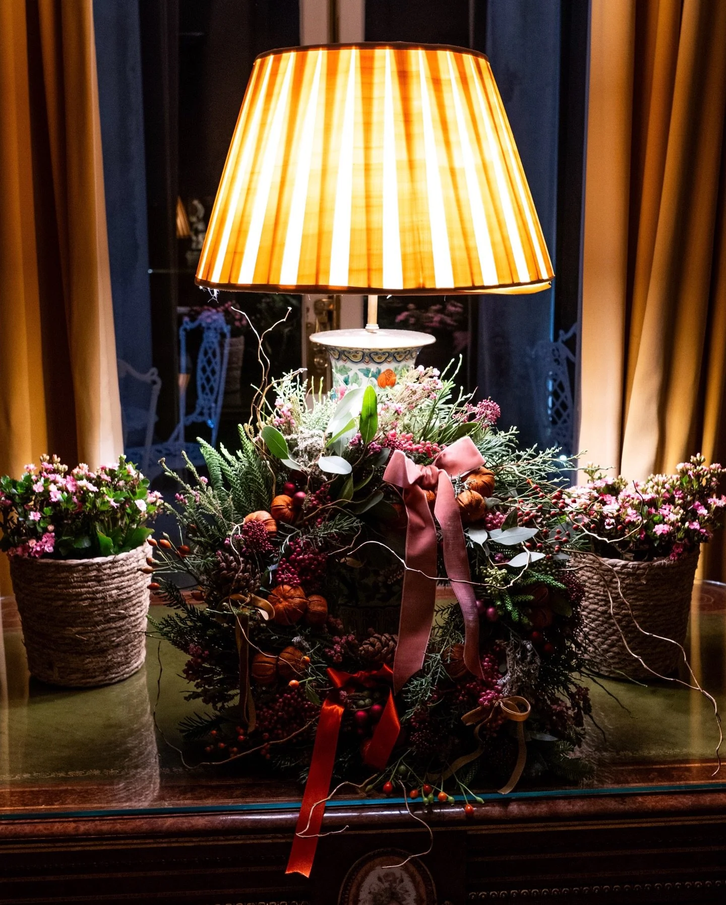 I don&rsquo;t think there could be a more decadently festive evening than this! Thank you to everyone who came along to our Christmas wreath workshop at @somerleyhouse - it was a joy to get creative with you all!
And thank you to @abichadwickphotogra