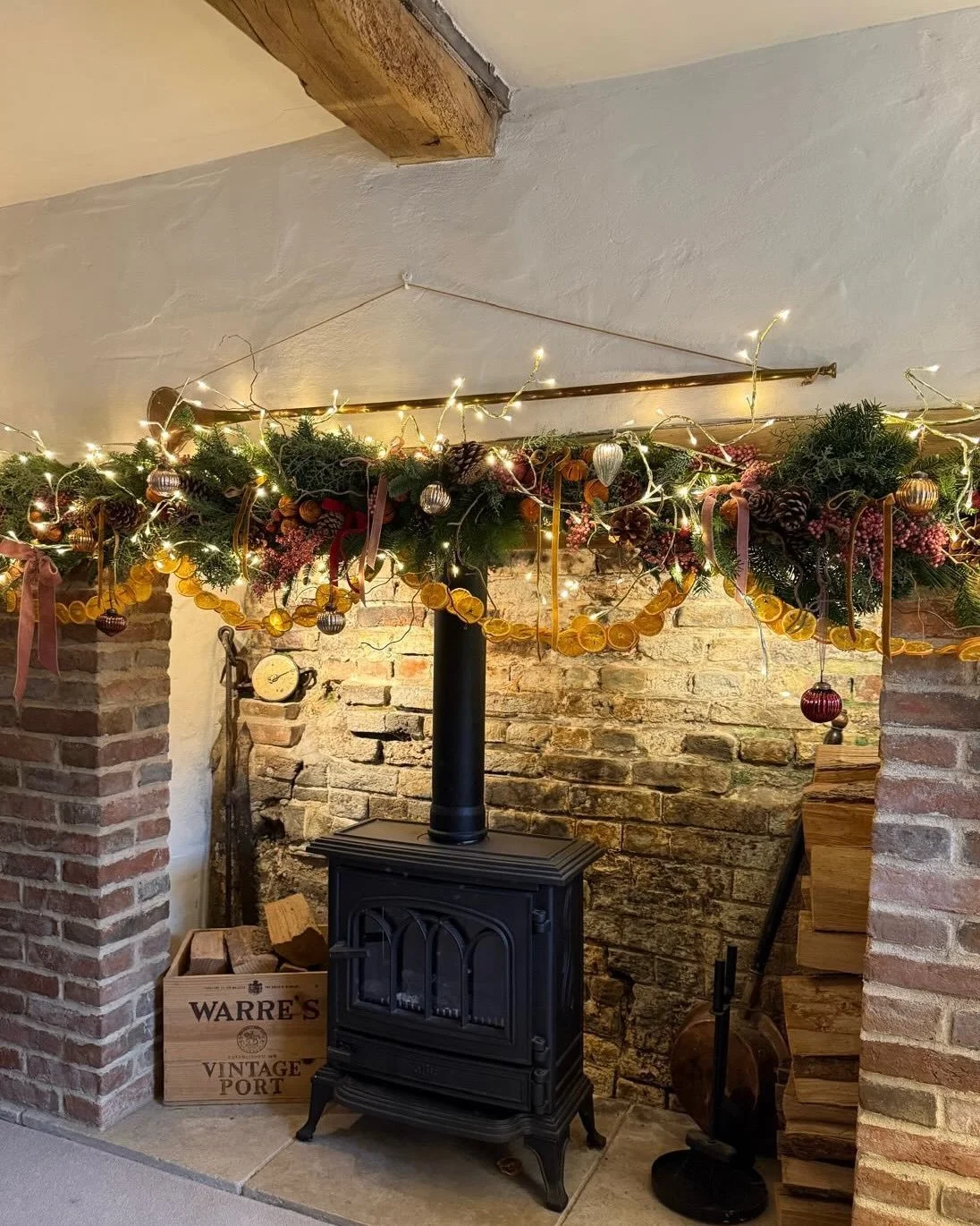 Deck the halls (and the fireplaces!)... one more day to go until Christmas Eve! We loved creating this festive mantlepiece installation for @doctor.lils - Christmas cosy at it&rsquo;s very best! 
Just a reminder... we&rsquo;re closing for the festive