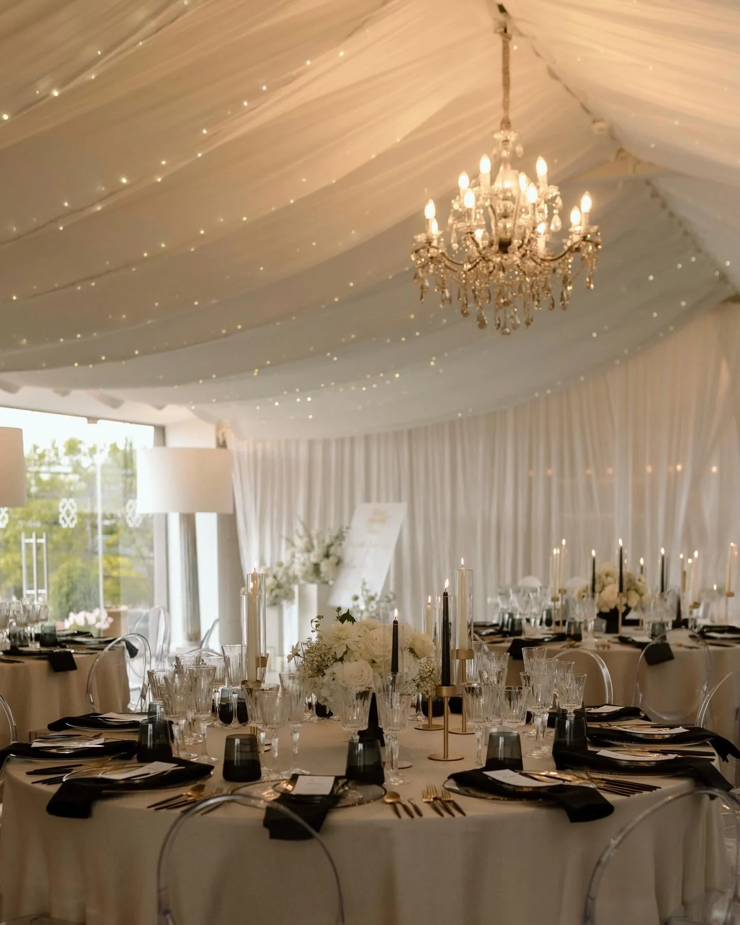 A palette of champagne, ivory, black and gold from an early summer wedding that wouldn&rsquo;t look out of place amid the colder months of winter... ✨ 🖤 🌿 🤍 🥂
@veritypitmann @connorhaime
Photography: @laura.dean.photography
Planning &amp; Styling